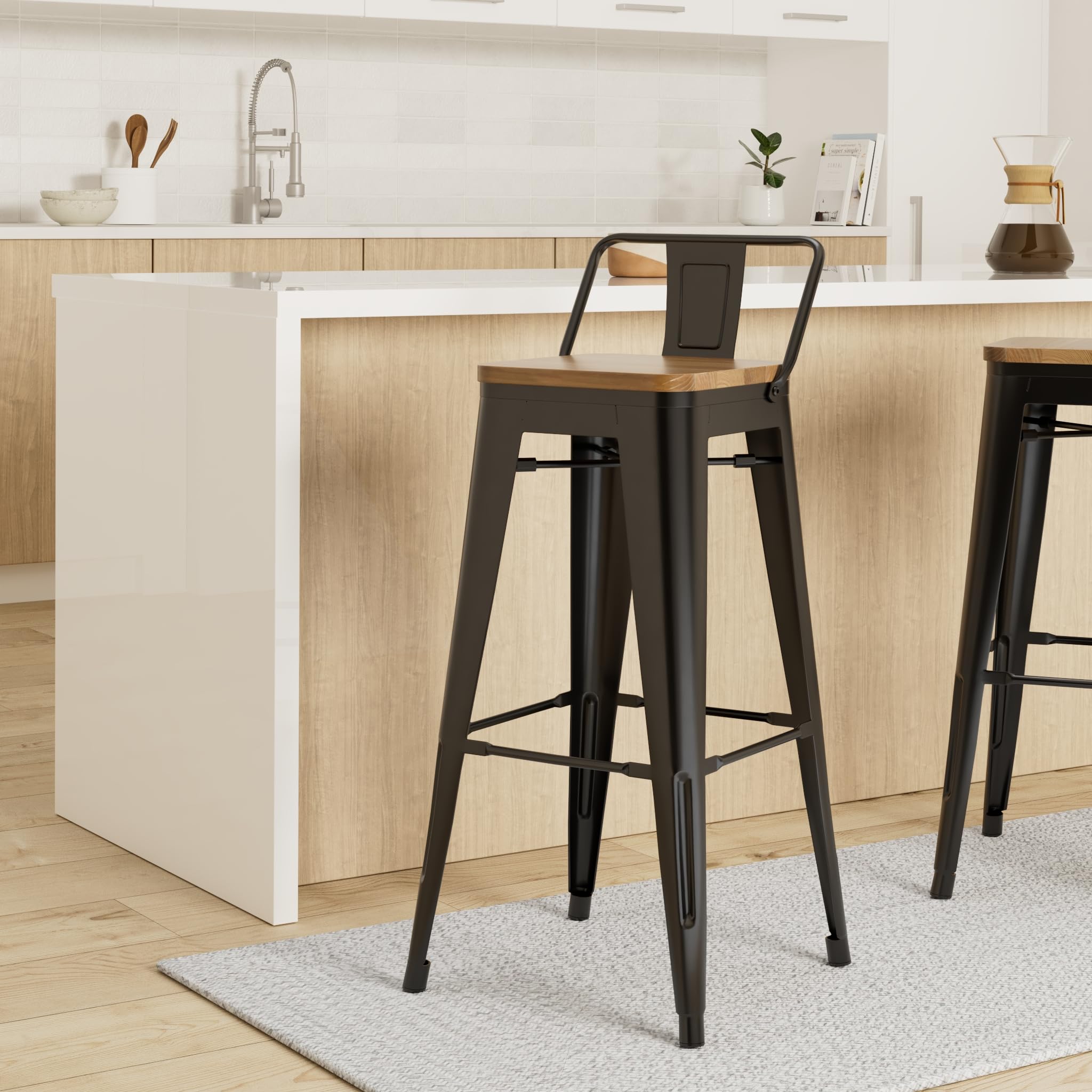 Kosmi Lot de 4 Tabourets de Bar Industriels Hauteur 76 cm avec Dossier – Métal Noir Mat et Assise Bois Clair Naturel – Chaises de Bar pour Îlot de Cuisine, Snack, Mange-Debout, Restaurant