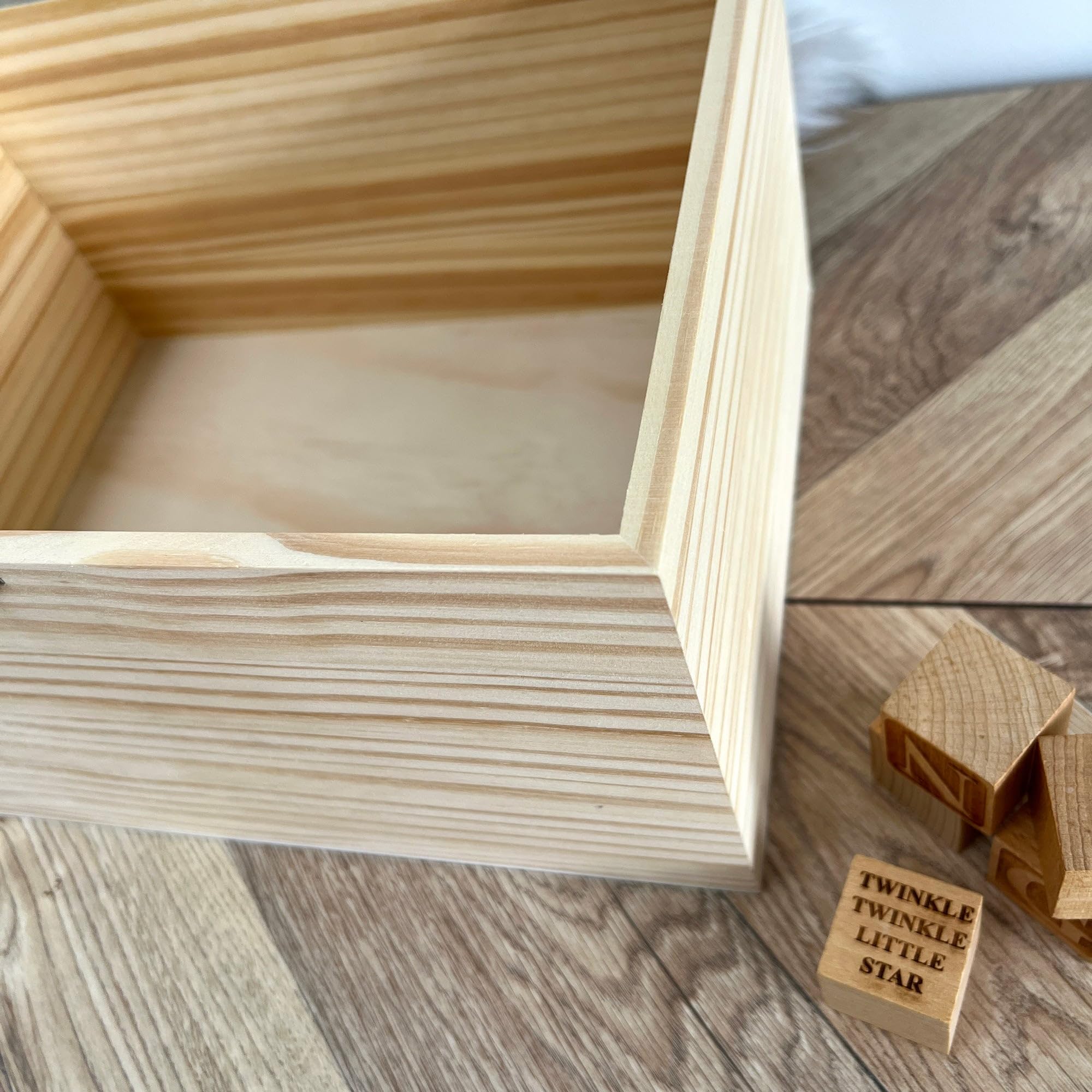 Scatola dei ricordi personalizzata con animali della giungla, scatola regalo First Memories per neonati, nome e data personalizzati, in legno di pino con cerniere e chiusura in metallo, 26 x 18,9 x