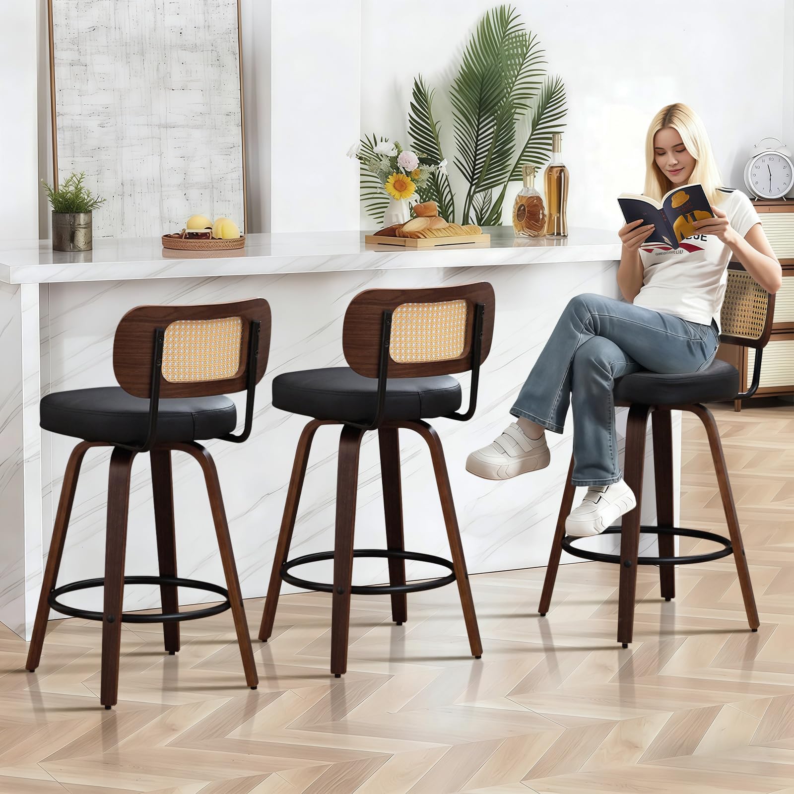 SoarFlash Lot de 3 tabourets de Bar pivotants, Hauteur d’Assise 65 cm, Dossier en rotin, Assise PU, Pieds Noyer, Repose-Pieds métallique. Tabouret Moderne pour îlot de Cuisine et Salle à Manger, Noir