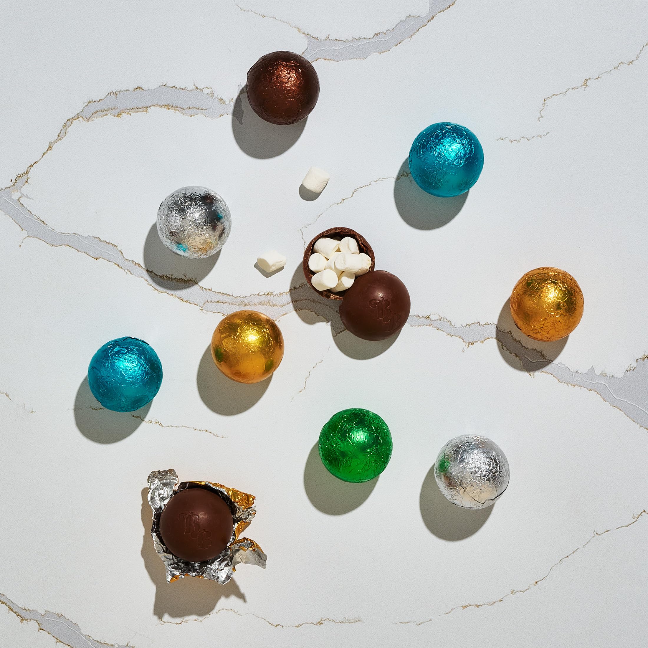 BomBombs, bombe di cioccolata calda, include brownie al fudge, caramello, s'mores, biscotti e panna e bombe di cacao alla menta piperita ripiene di marshmallow, set da 24