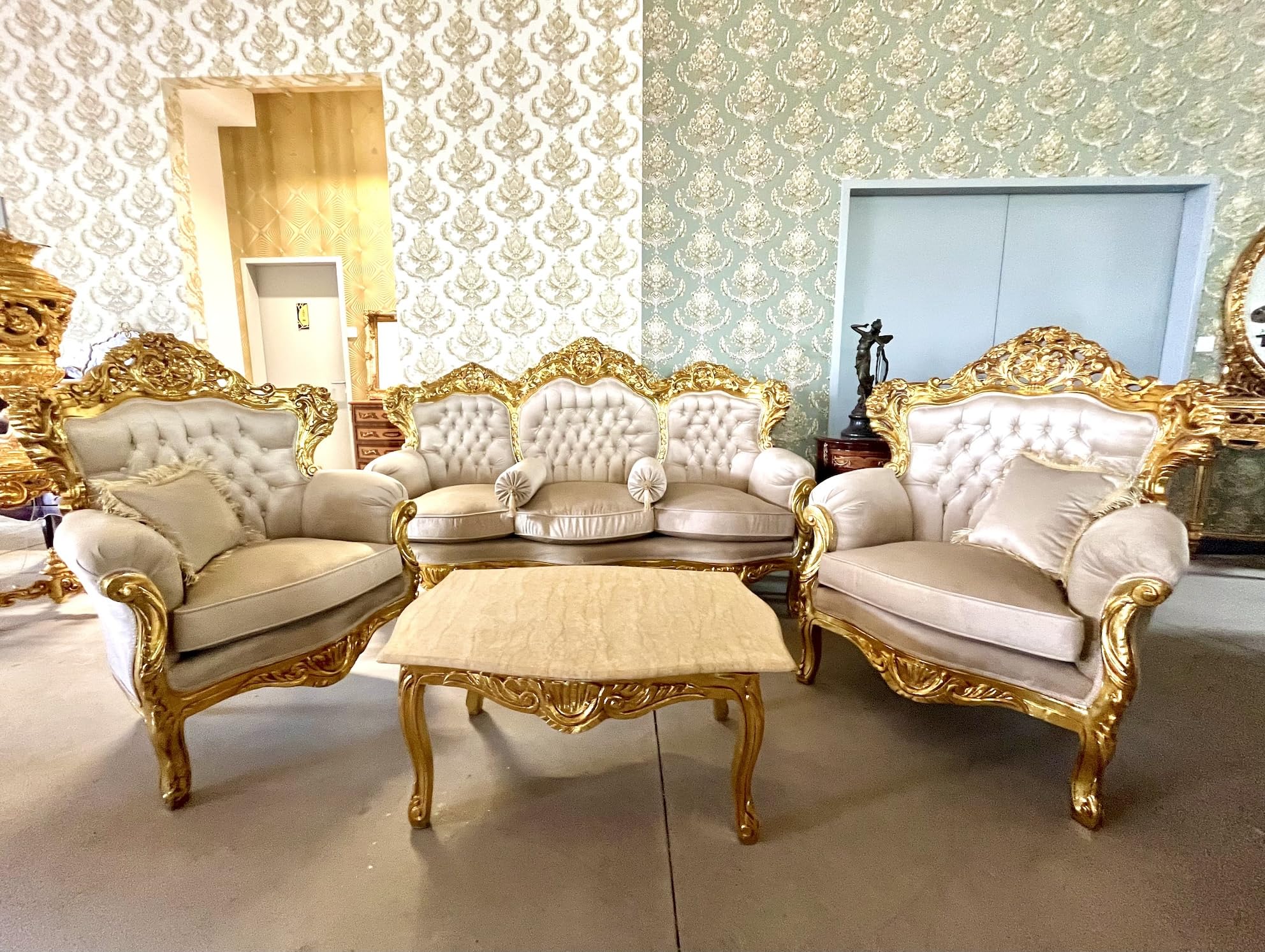Ensemble de canapé de style Louis français beige rétro baroque rococo en velours avec finition dorée pour décoration de hall d'hôtel à domicile