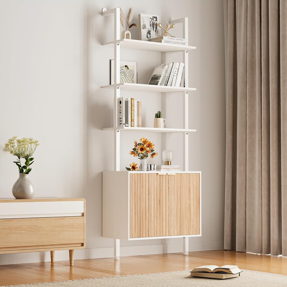 Estantería de 74 pulgadas de alto con gabinete de almacenamiento, estante de escalera moderno con marco de madera y metal, estantería de montaje en pared, estante abierto para sala de estar, dormitorio, oficina en casa, blanco y roble