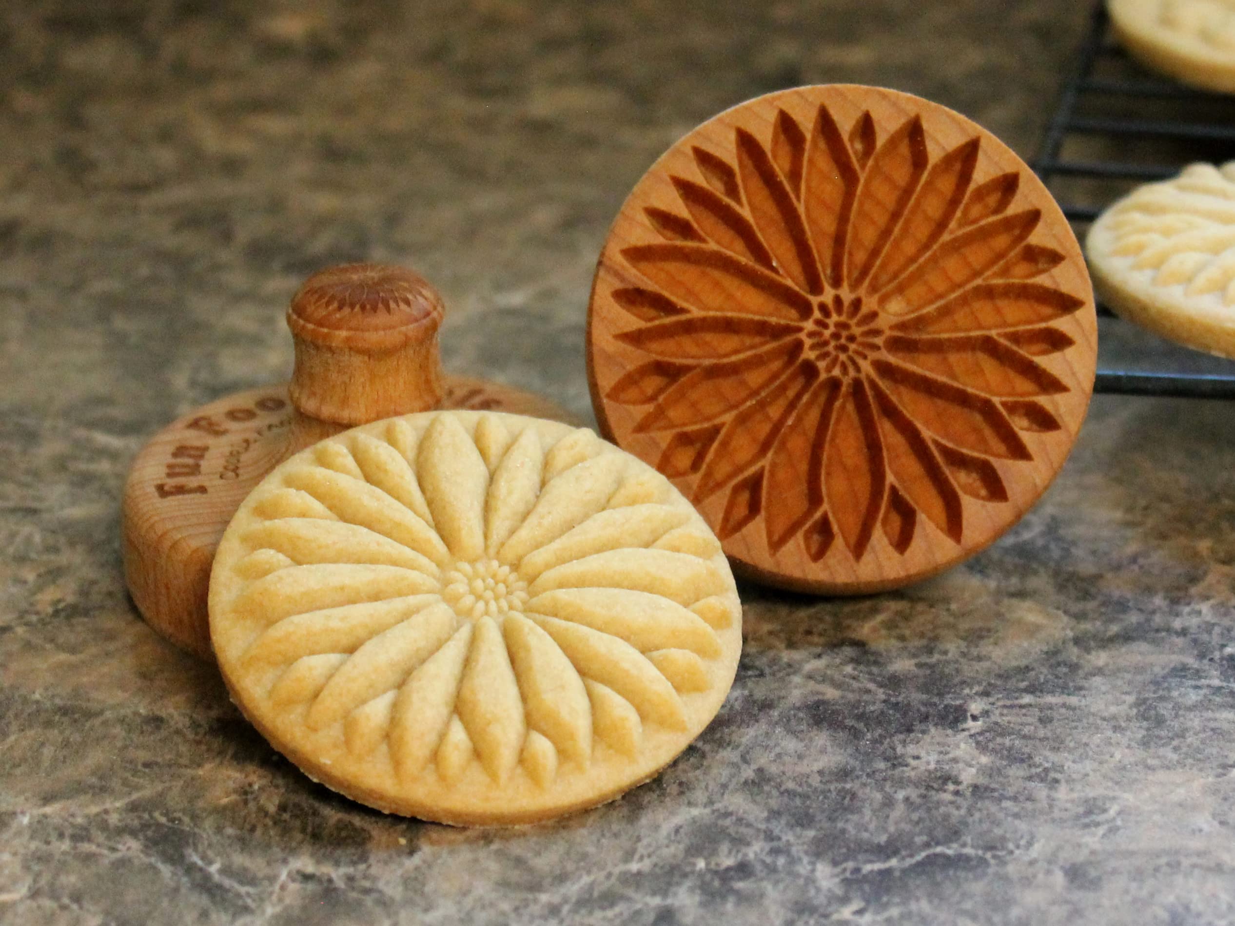 Amazon | 楽しいフードツール、ウッドクッキースタンプ、2.5インチ