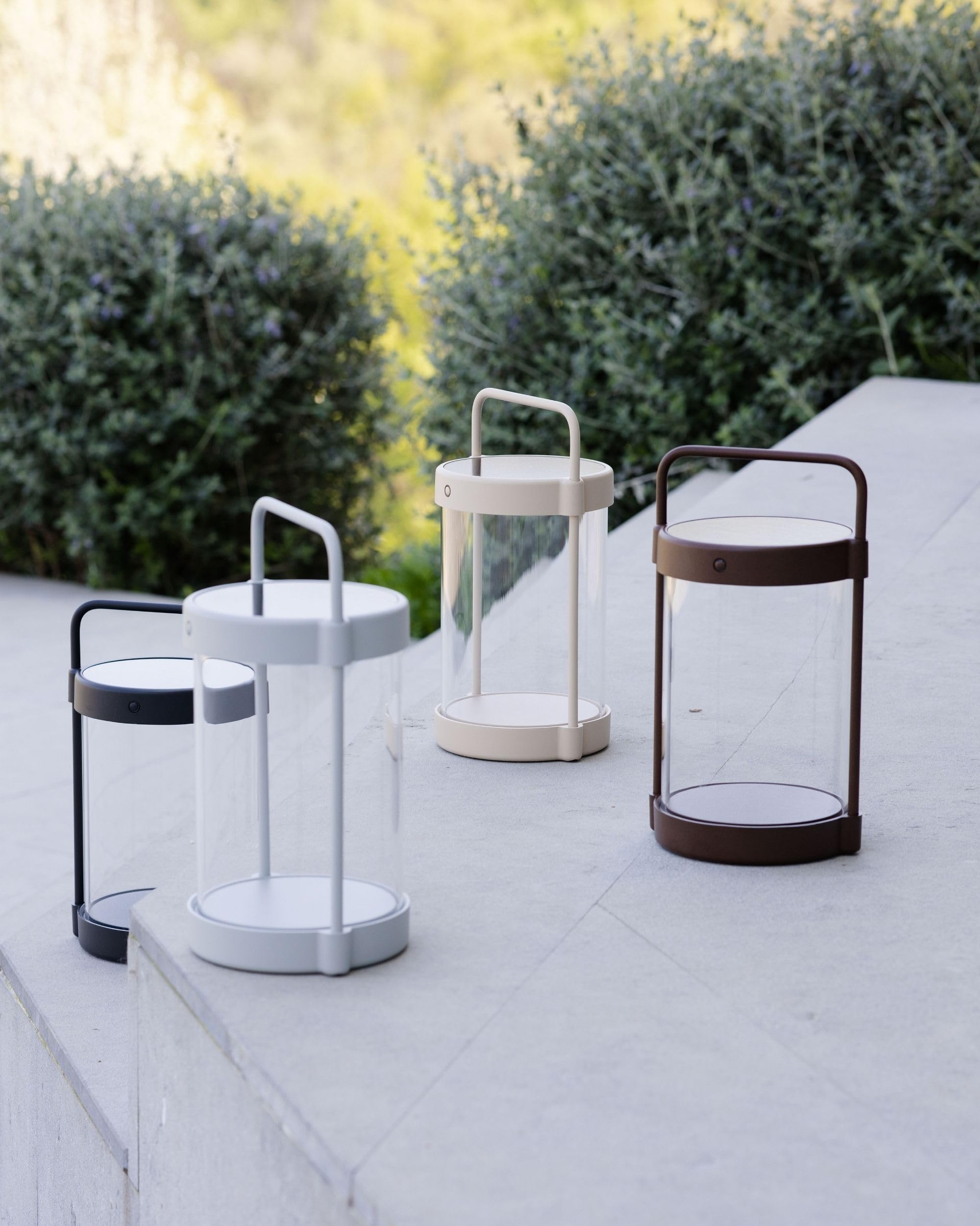 LUUK Studio NUOVO: S1001-13 Lanterna LED per Interni ed Esterni, moderno e minimalista, senza fili, batteria ricaricabile USB-C e solare, per giardino, tavolo da pranzo e terrazza, marrone