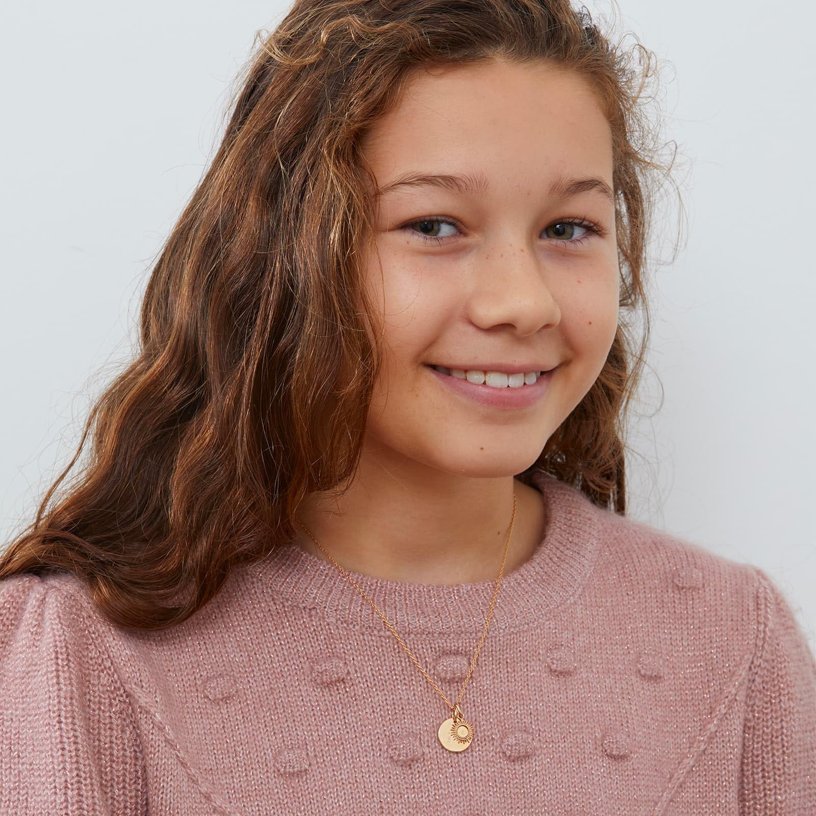Collier enfant médaille gravée et charm soleil, plaqué or - Idée cadeau pour Noël - Anniversaires - Baptême - Communion