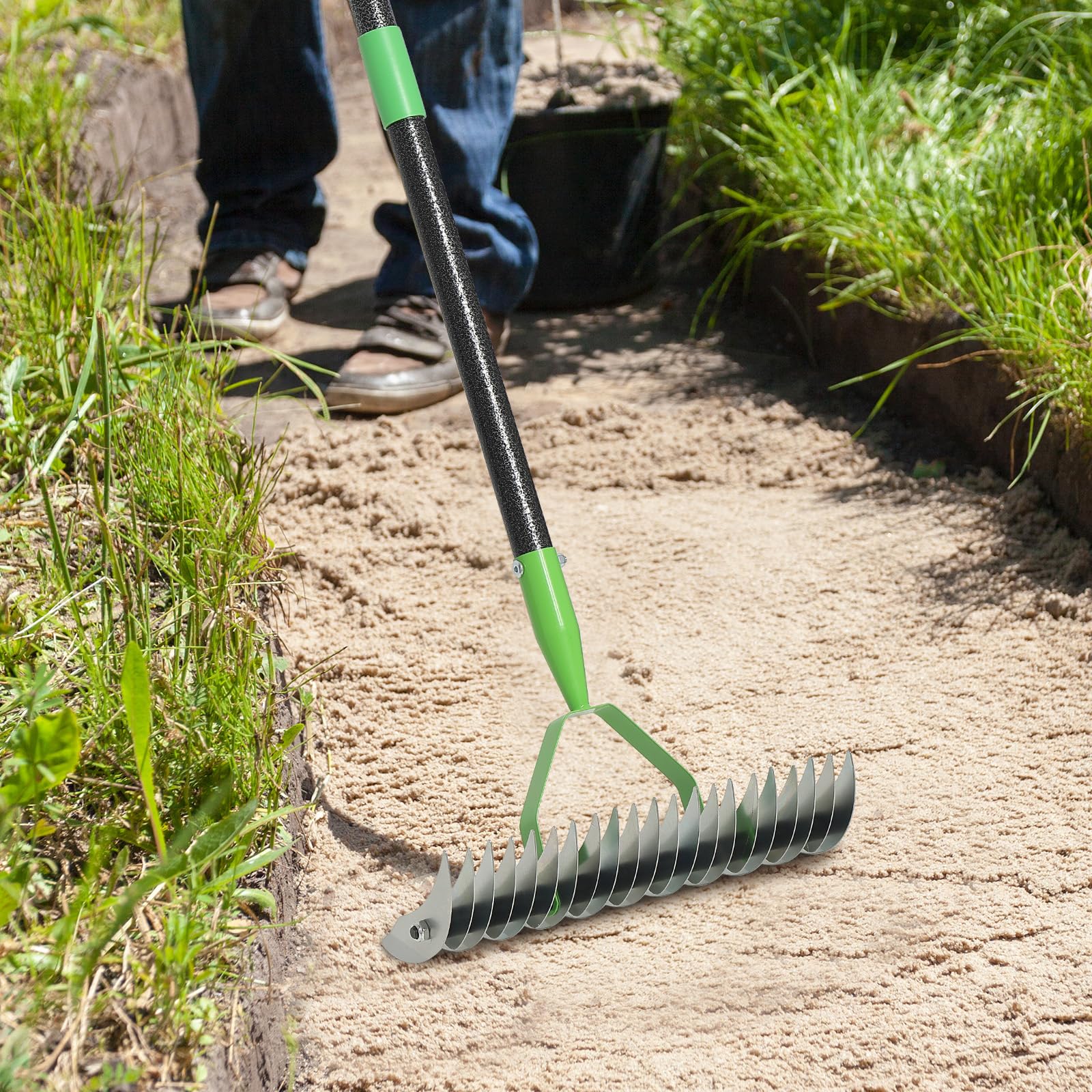 Rastrello in paglia in acciaio pressato a freddo, manico regolabile da 142,2 cm, impugnatura ergonomica, resistente alla ruggine, perfetto per giardini, prati, campi e altro ancora, design