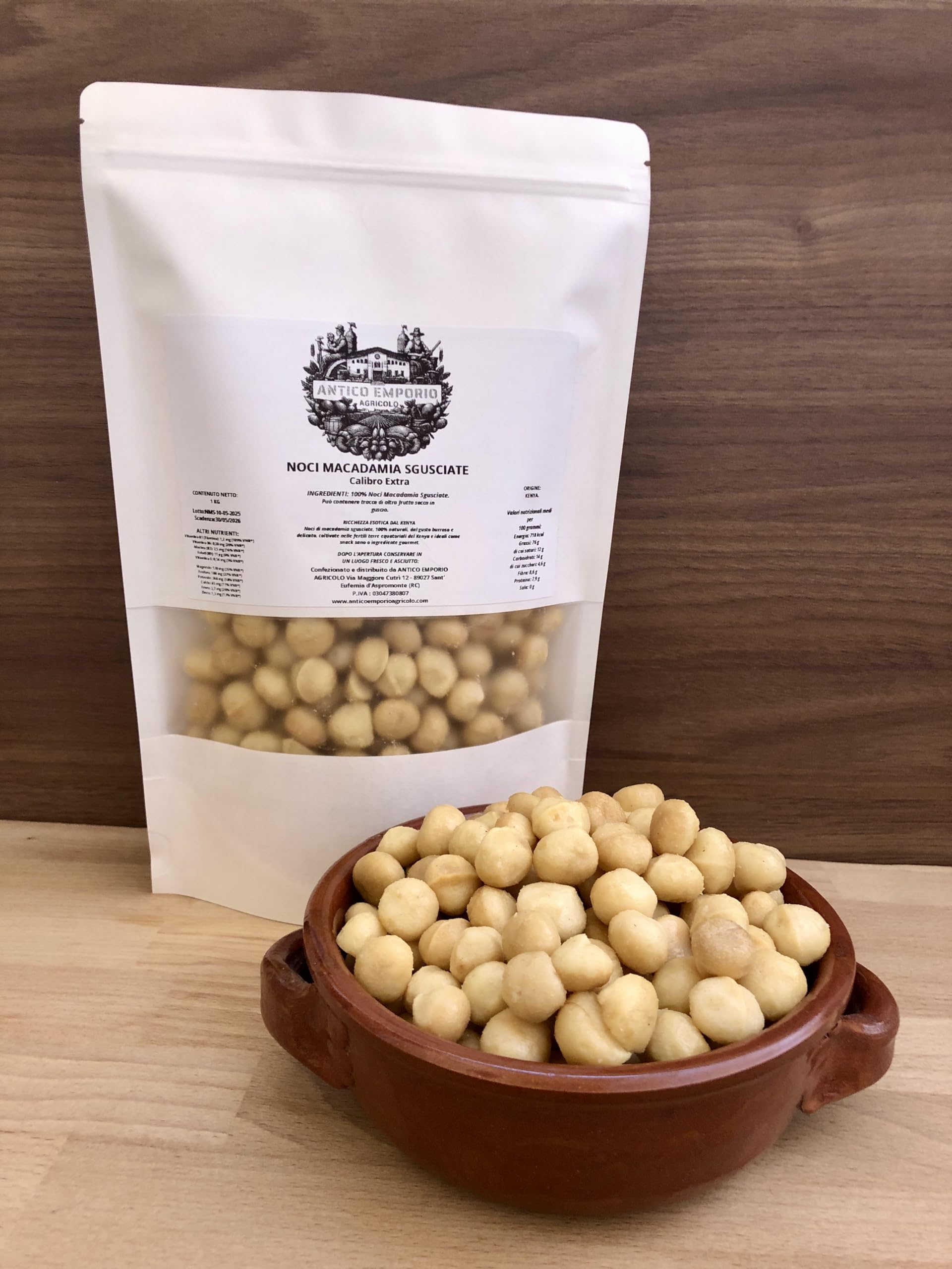 Noci Macadamia del Kenya Sgusciate - Calibrate - 100% NATURALI Senza Conservanti, Senza Sale e non Tostate - Confezione da 1 Kg in Sacchetto di Kraft Richiudibile
