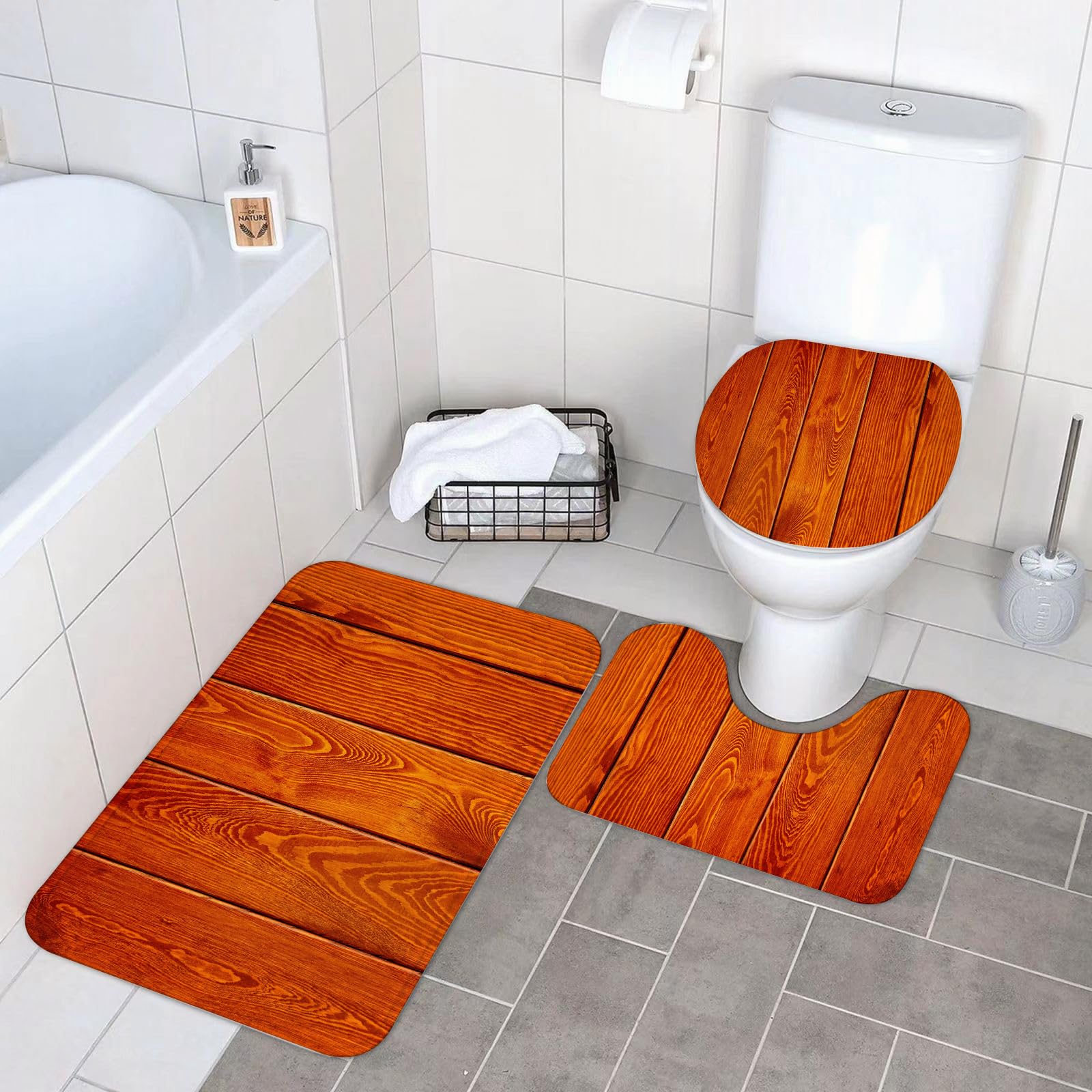 Set di 3 tappetini da Bagno, Lavabili in Lavatrice e Antiscivolo, in Morbida Fibra Superfine, Arancione Bruciato, con Texture Effetto Legno e Motivi Effetto Quercia.