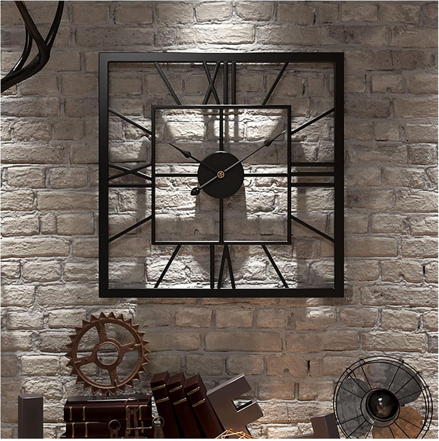 Horloge murale salon 60cm en métal vintage avec chiffres romains pour une ambiance loft chic