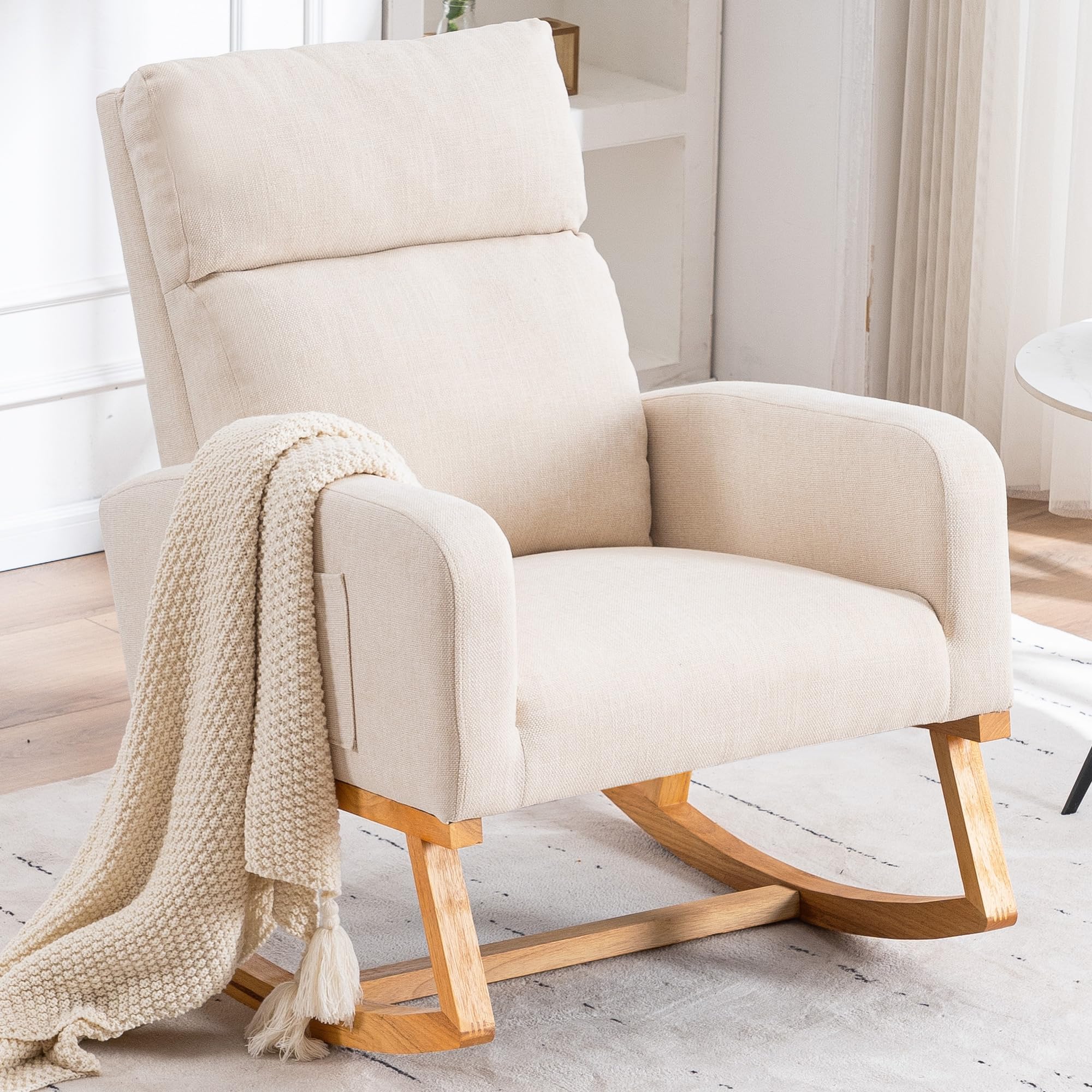 Schaukelstuhl Stillsessel Schaukelsessel, Gepolsterter Stillstuhl mit Holzbeinen & Seitentaschen, Hochlehner Schaukelstuhl zum Stillen für Wohnzimmer, Schlafzimmer und Babyzimmer (Beige-linen)