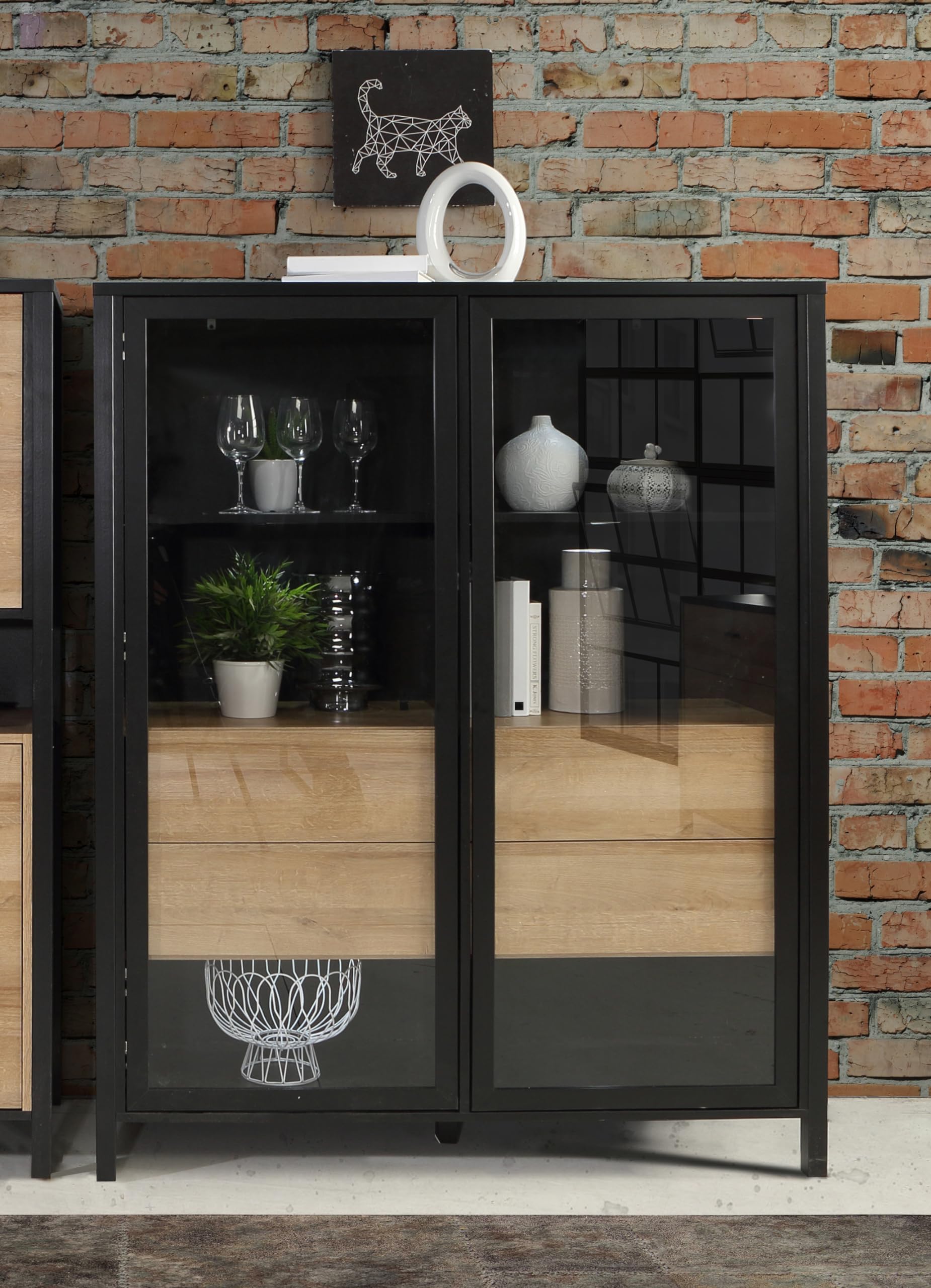 Forte HIGH Rock Vitrine 120, Moderne Standvitrine, 2 Glastüren, Vitrinenschrank, Wohnzimmervitrine, Holzwerkstoff, Schwarz/Riviera Eiche Holzwerkstoff, 121,3 cm breit x 152,3 cm hoch x 40,2 cm tief