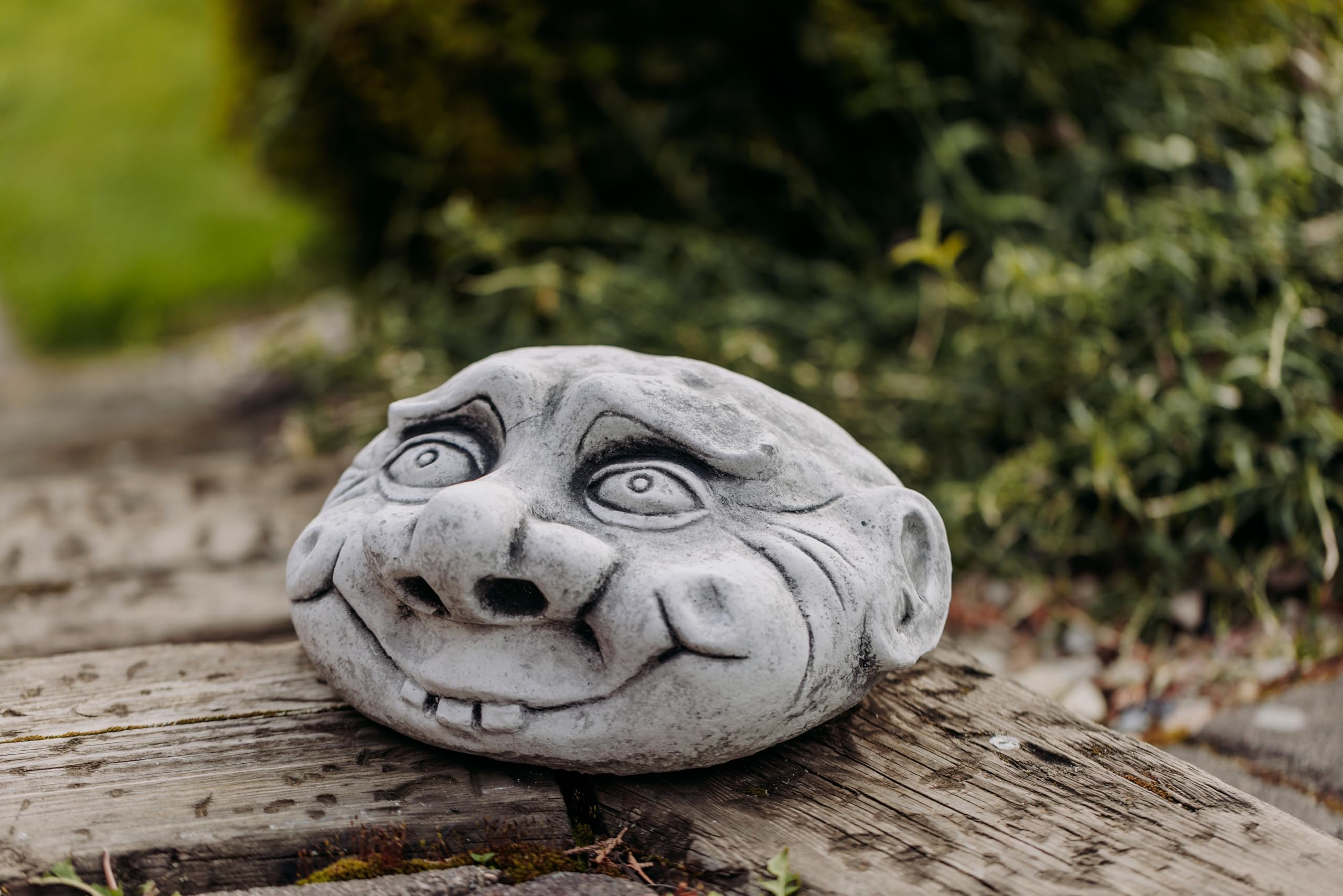 gartendekoparadies.de Lustiges Gesicht Steinkopf, Deko-Stein, H. 15 cm, 25 x 28 cm, 10 kg, Grau, frostsicher aus Steinguss für Außenbereich