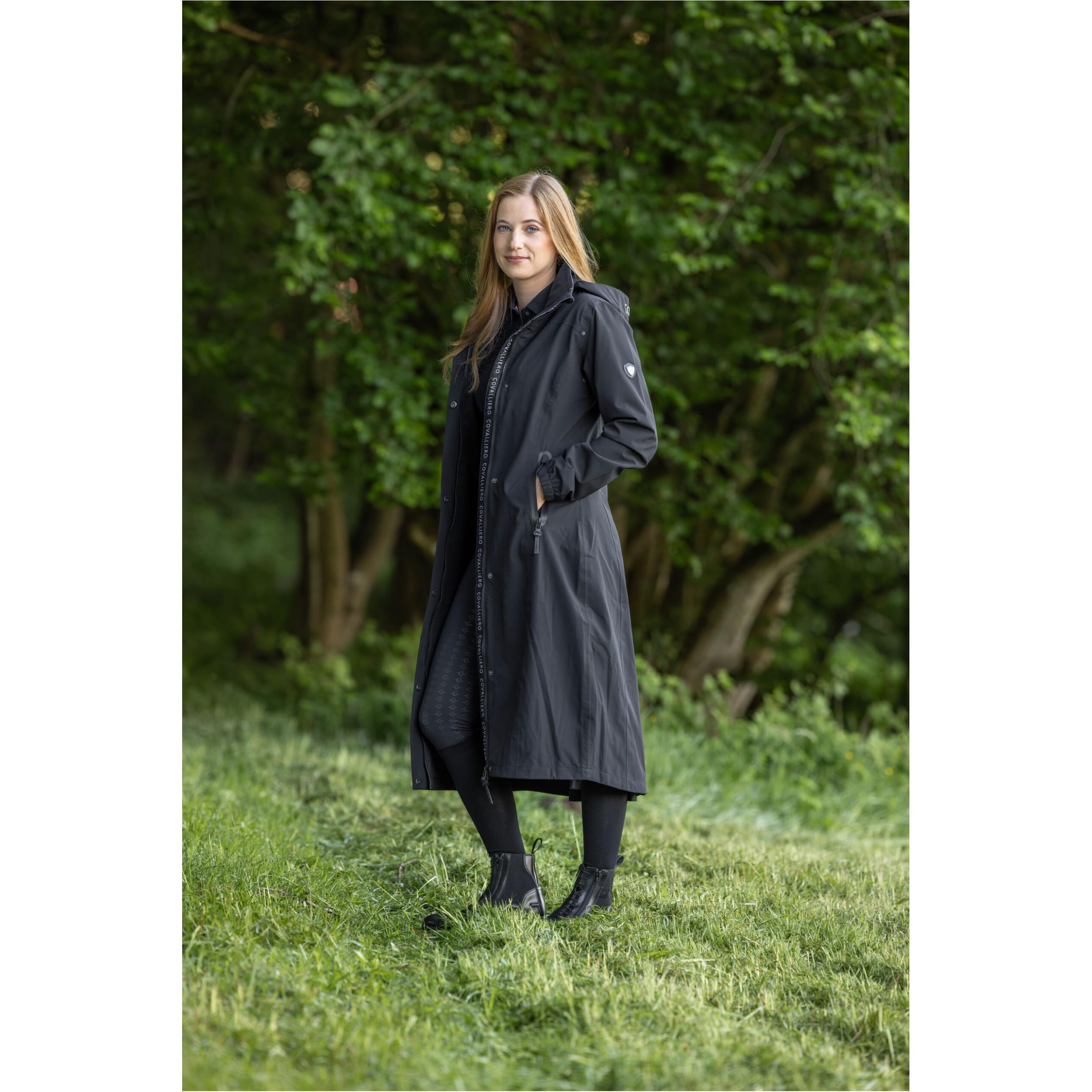 Covalliero - Damen Regenmantel – extra lange Regenjacke mit Reitschlitz in vielen Farben – wasserdicht & windabweisend – Regenponcho zum Wandern & Reiten – Reitbekleidung in Größe XS - XL