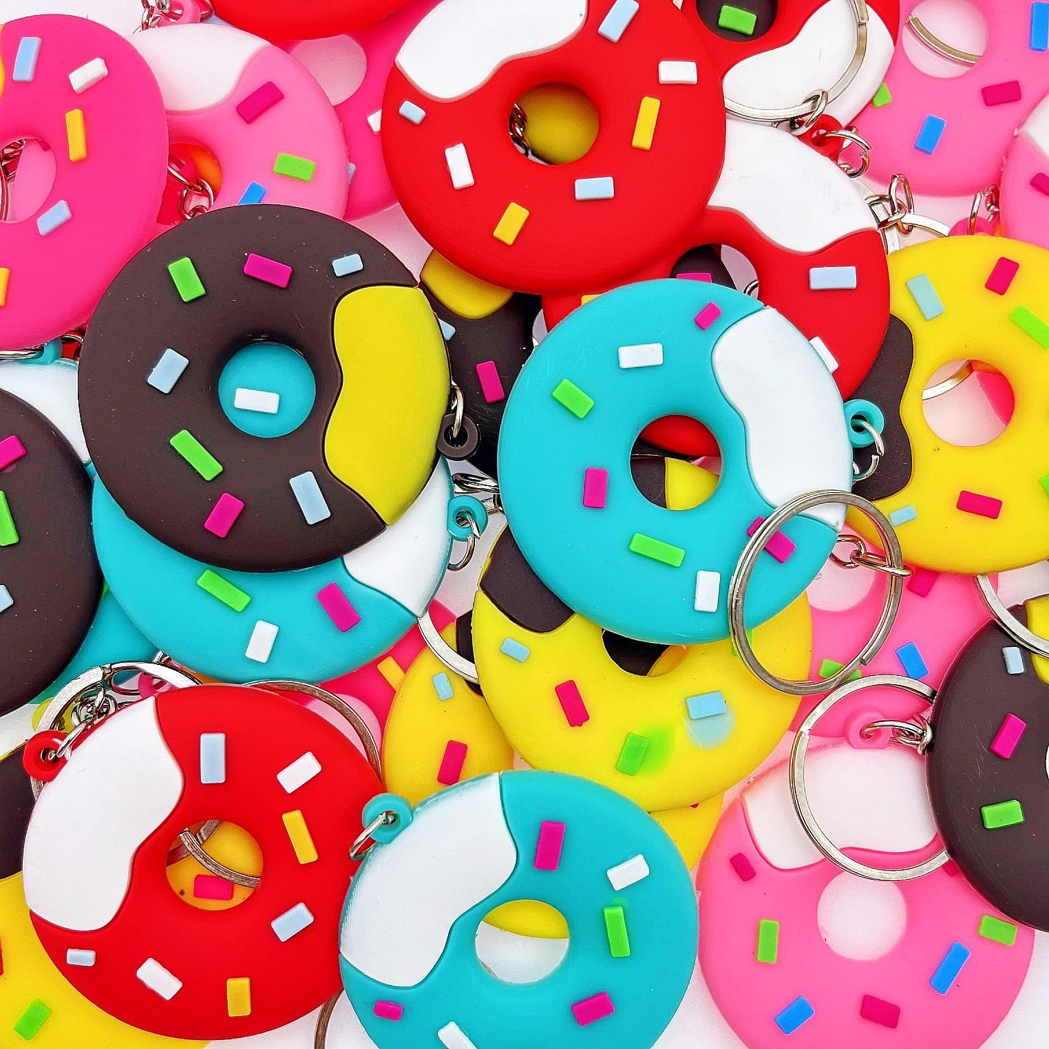 Lot De 30 Porte-clés Donut – PVC Souple – 4,3x4,3x0,3 Cm – Couleurs Aléatoires – Cadeaux Fête, Anniversaire, Mariage, Remerciement – Pour Sacs à Dos Et Clés