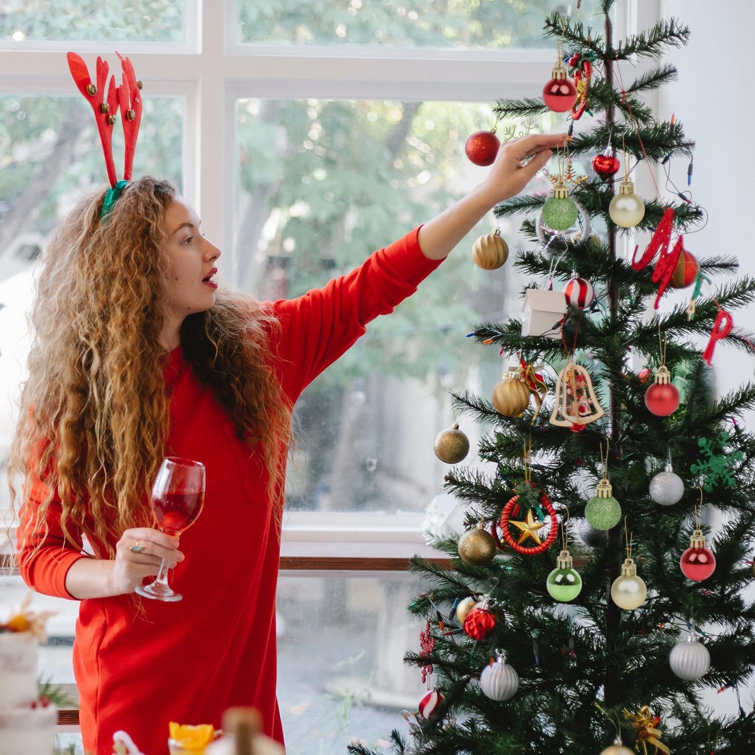 SULOLI 49PCS Bolas de Navidad de 3cm，Conjunto de Bolas de Navidad，Hermosa Bola de Árbol de Navida,Bolas Navideñas de Plástico para Decoración del Banquete de Boda，Cumpleaños(Verde, Rojo y Amarillo)