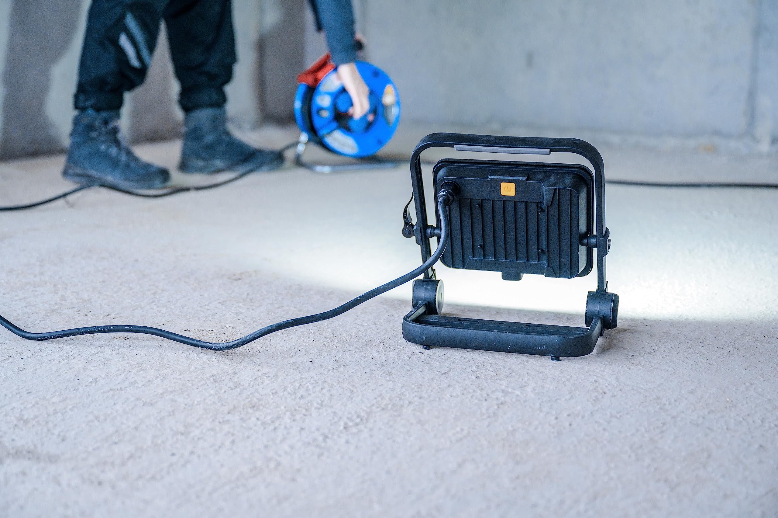 Brennenstuhl Mobilny reflektor LED JARO 7060 M Work Light 50W do użytku zewnętrznego (Reflektor outdoor z kablem 5m, LED 5800lm wykonany z aluminium, ściemnialy, IP65)