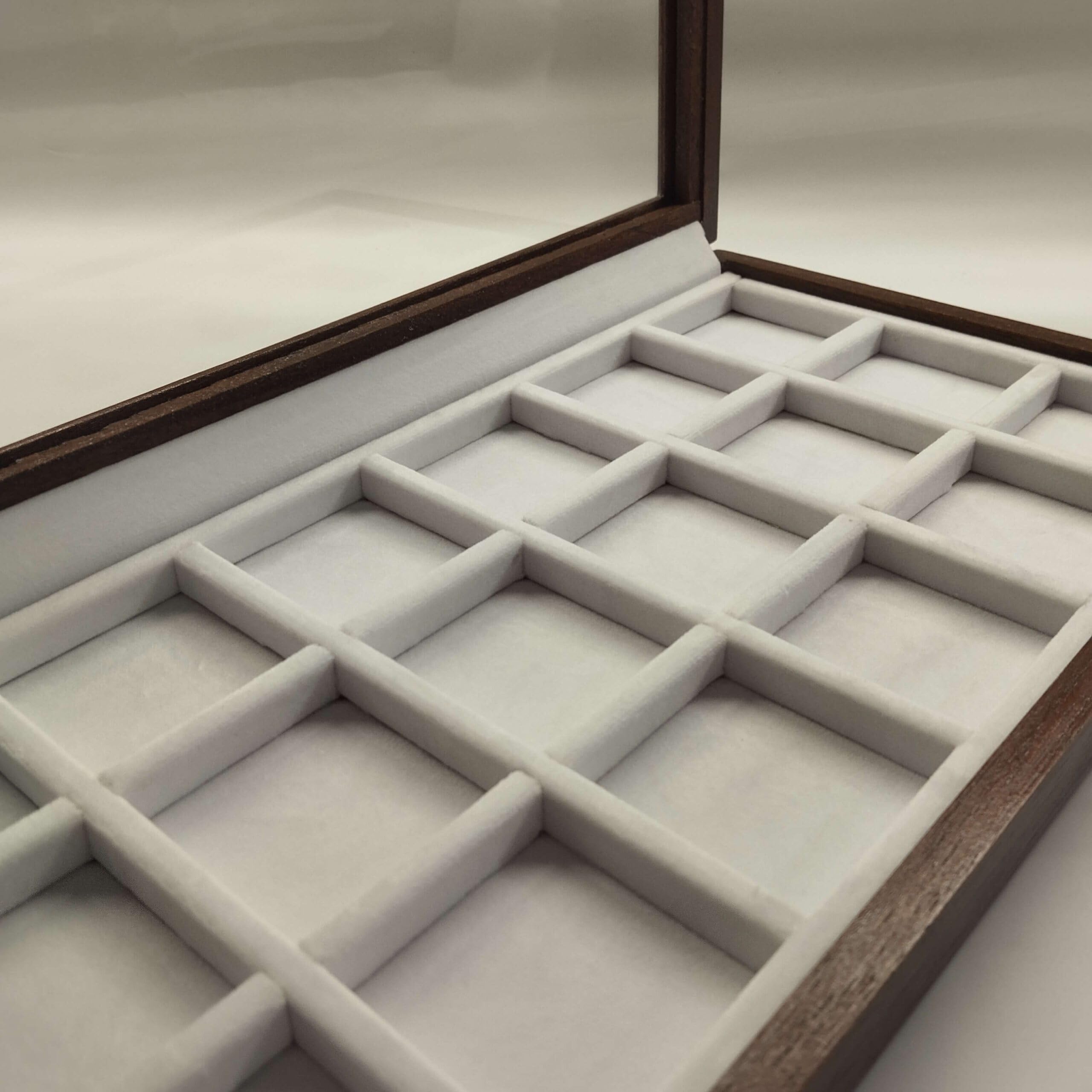 Caja para monedas y medallas de madera con tapa de cristal – 18 compartimentos en terciopelo – monetario artesanal hecho a mano – coleccionistas y numismática