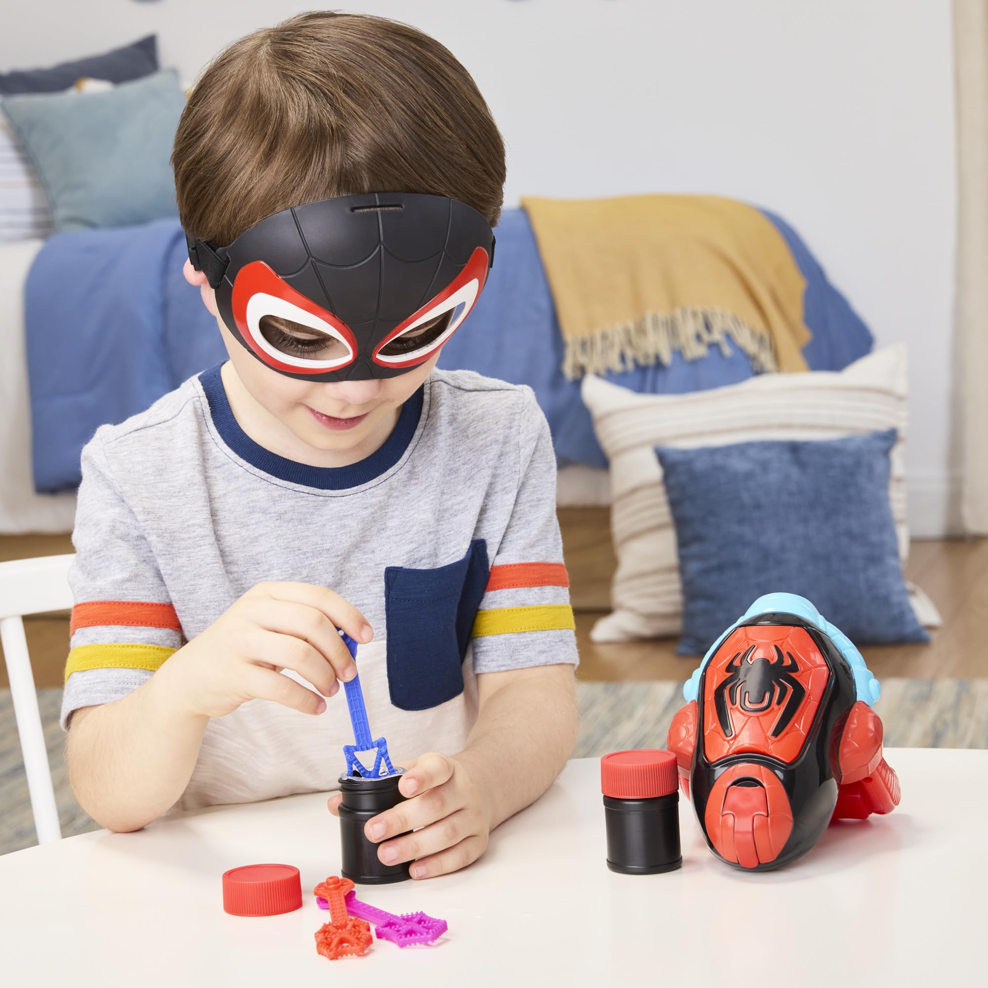 Wodne pajęczyny z serialu Marvela "Spidey i super-kumple", zestaw tematyczny z wyrzutnią baniek mydlanych i maską Milesa "Spina" Moralesa