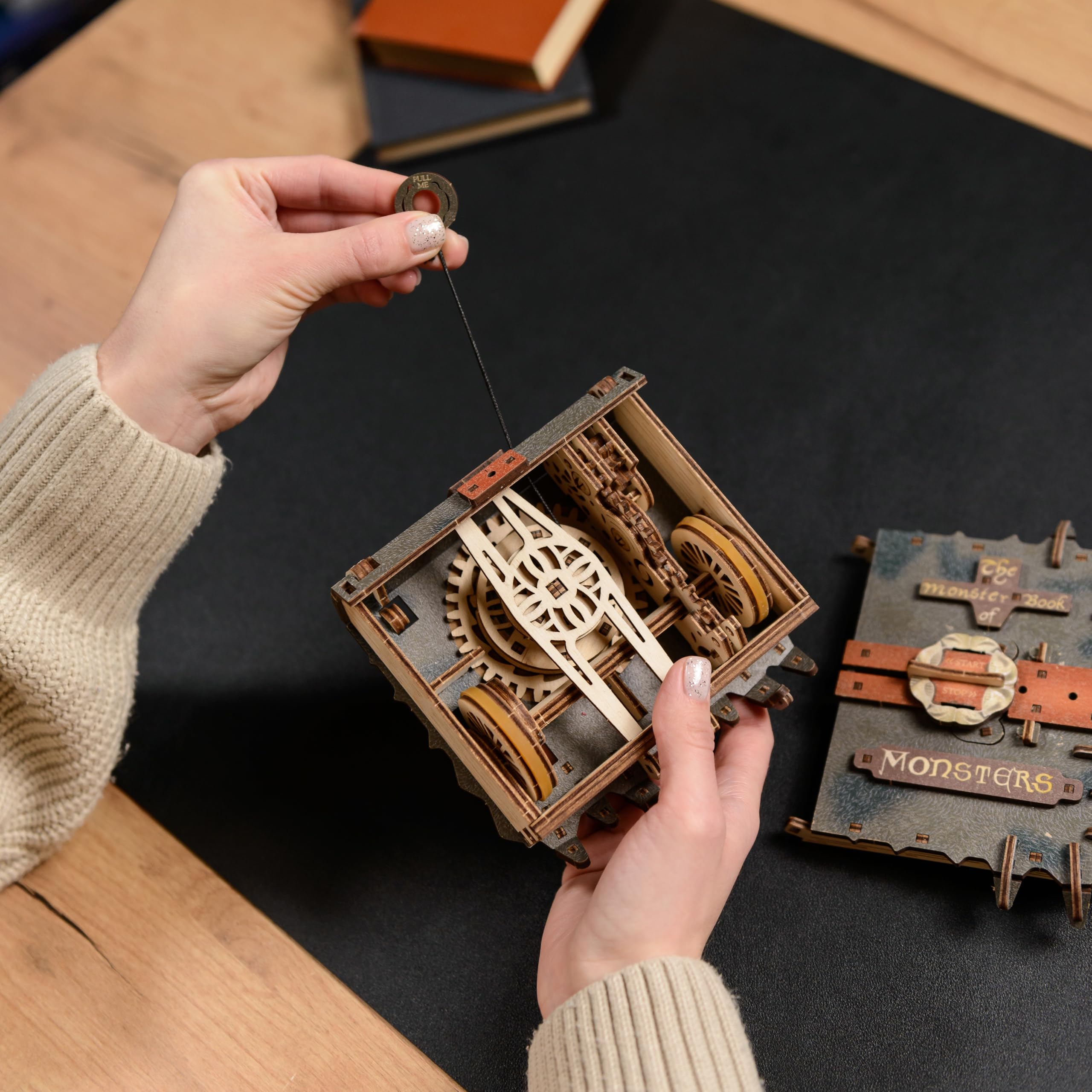 UGEARS Harry Potter das Monsterbuch der Monster - 3D Holzpuzzle Erwachsene, Modellbausatz Erwachsenen, DIY, Mechanisches 3D Puzzle Erwachsene, das Perfekte Geburtstagsgeschenk Mann, Magic Holz