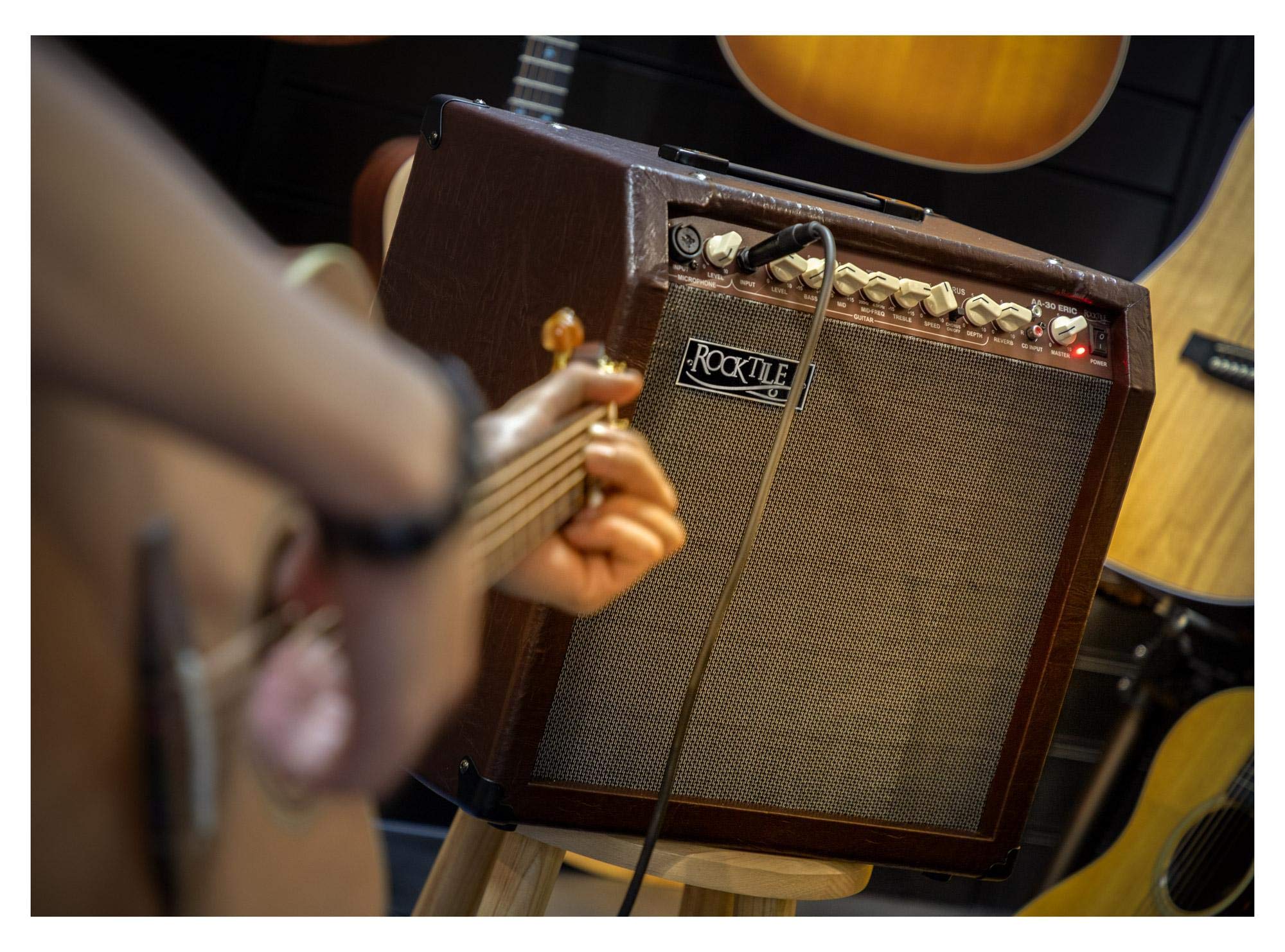 Rocktile AA-30 BN Eric Ampli Acoustique - 30 Watts - 2 Canaux (Micro et Guitare) - Haut-Parleur 10" + Tweeter 2,5" - Entrée AUX et Line Out - Effets Chorus et Reverb - Marron