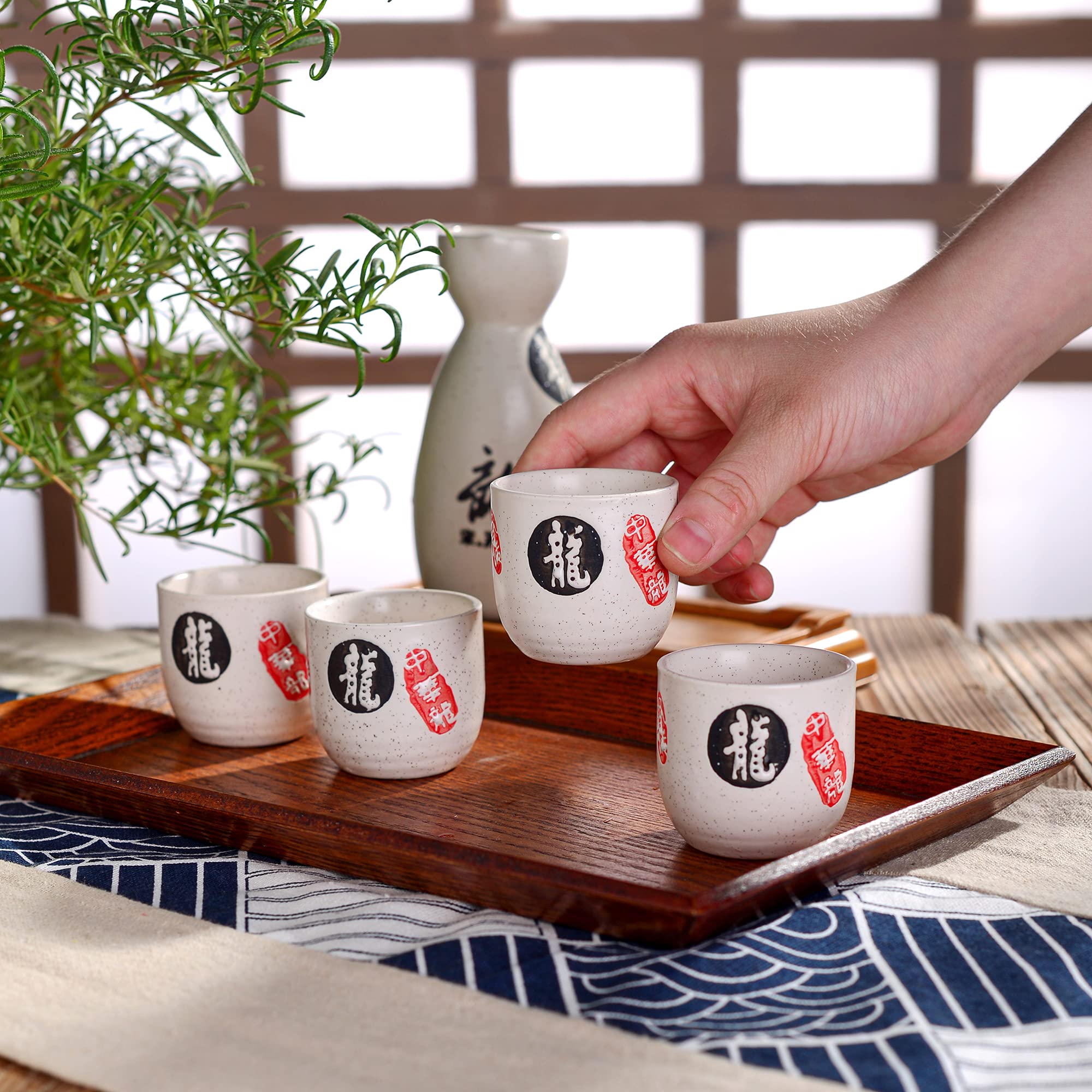 Set e Bicchieri da Sakè, Set Tradizionale Giapponese con Bicchierini da Sakè in Porcellana Ceramica Artigianale Set 5 Pezzi, 1 Sake Pot, 4 Tazze di Sake, Bianca