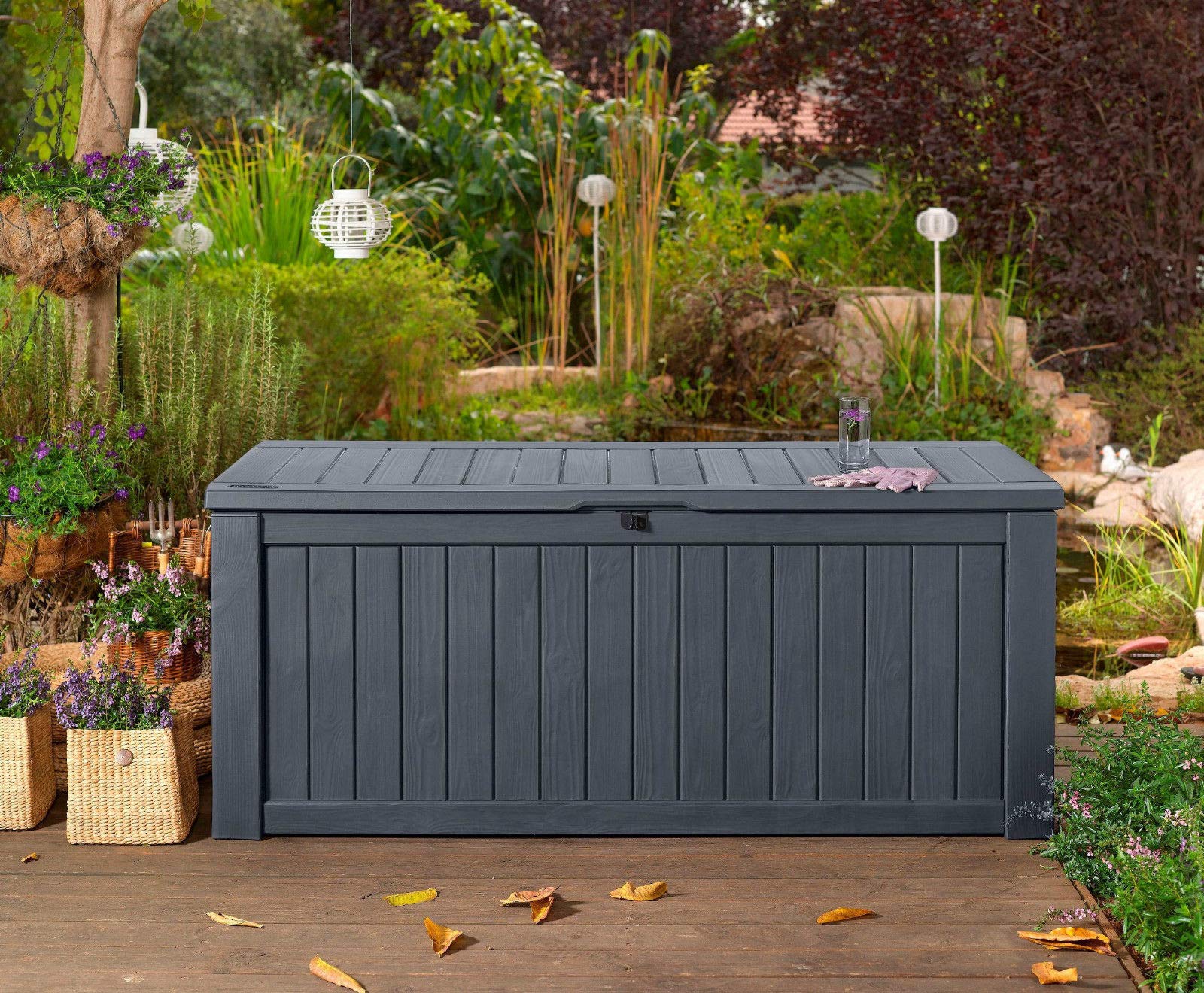Koll Living Auflagenbox/Kissenbox 570 Liter l 100% Wasserdicht l mit Belüftung dadurch kein übler Geruch/Schimmel l Moderne Holzoptik l Deckel belastbar bis 250 KG (2 Personen) (GRAU)