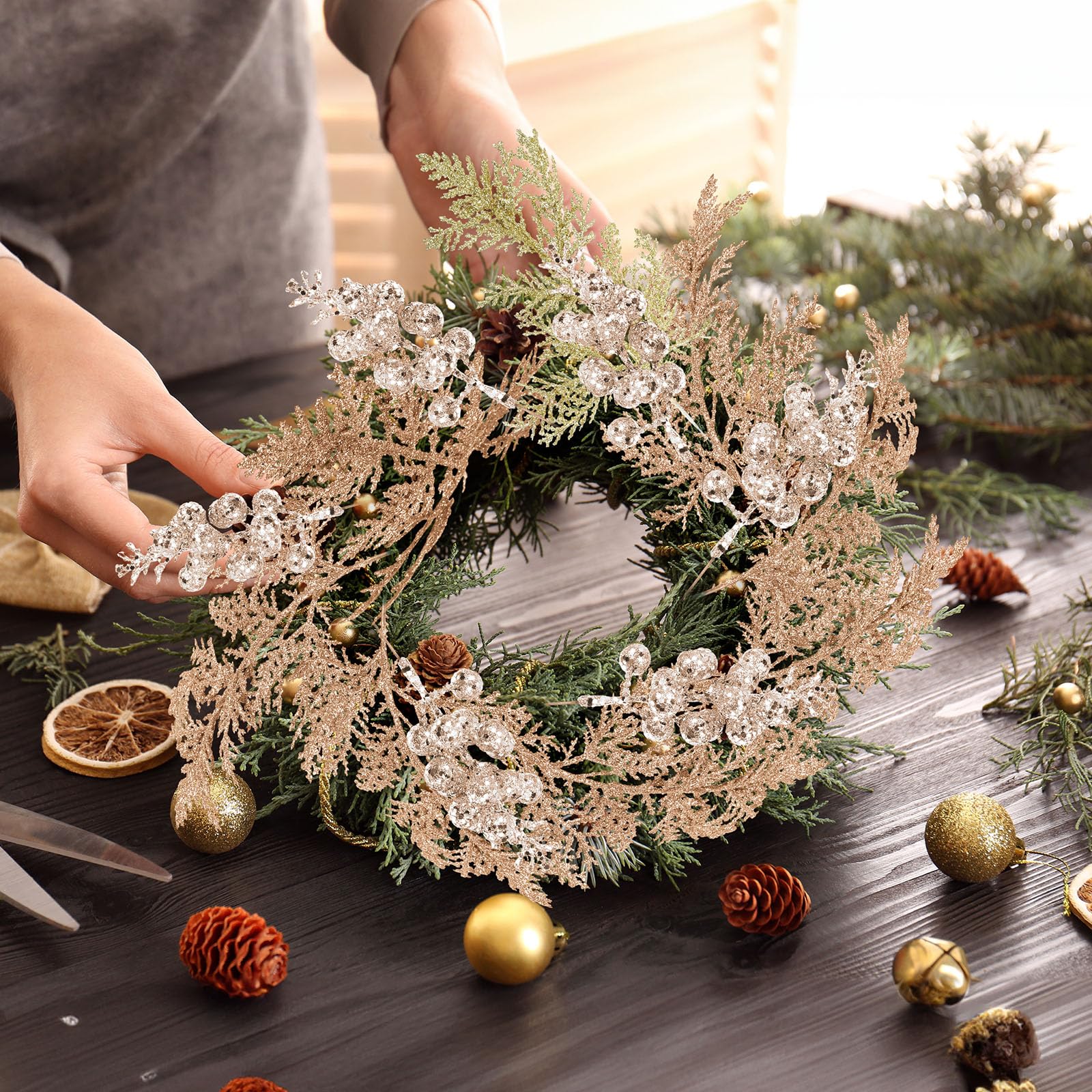 Cindeer 80 Stück Champagner Gold Weihnachten Glitzer Beeren Stiele Tannennadeln Weihnachten Künstliche Picks Fake Floral Zweige Spray für Weihnachtsbaum Ornamente DIY Kranz Girlande Dekorationen