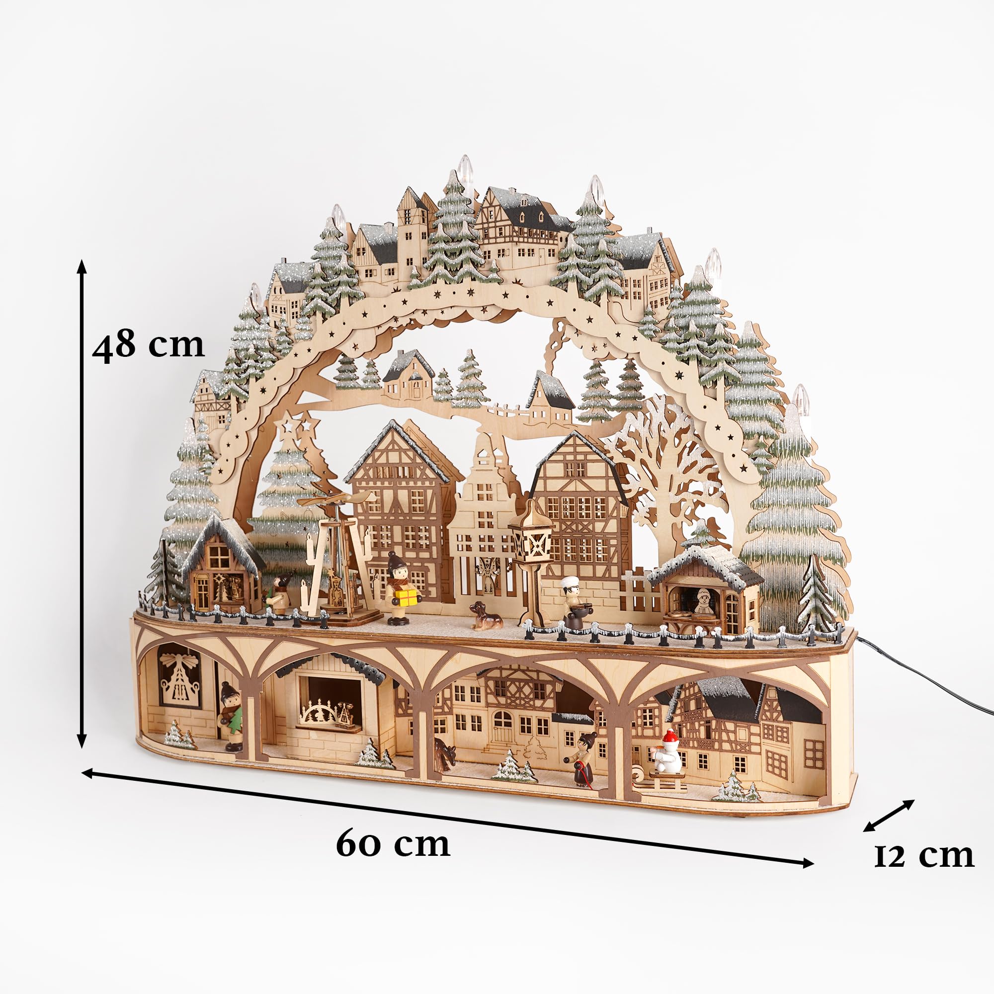 Saico HGD - LED Lichterbogen „Weihnachtsmarkt“ aus Holz - Weihnachtsdeko mit Figuren, Häusern & Tannen - mit Timerfunktion, Festliche Fensterbeleuchtung - 60 x 48 x 12 cm