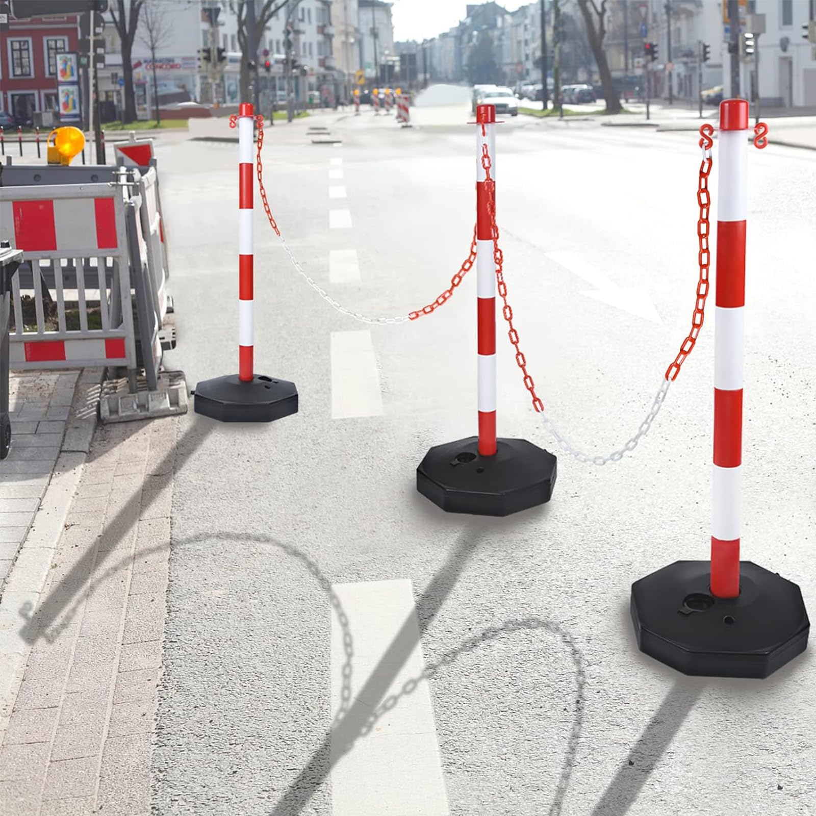 Aufun 4 Stück Absperrpfosten 82x28x28 cm Kettenpfosten aus Kunststoff Absperrung Sperrpfosten mit 1,4 m Absperrketten und Standfuß für die Verkehrskontrolle oder Warnung an der Auffahrt, Garage, dem