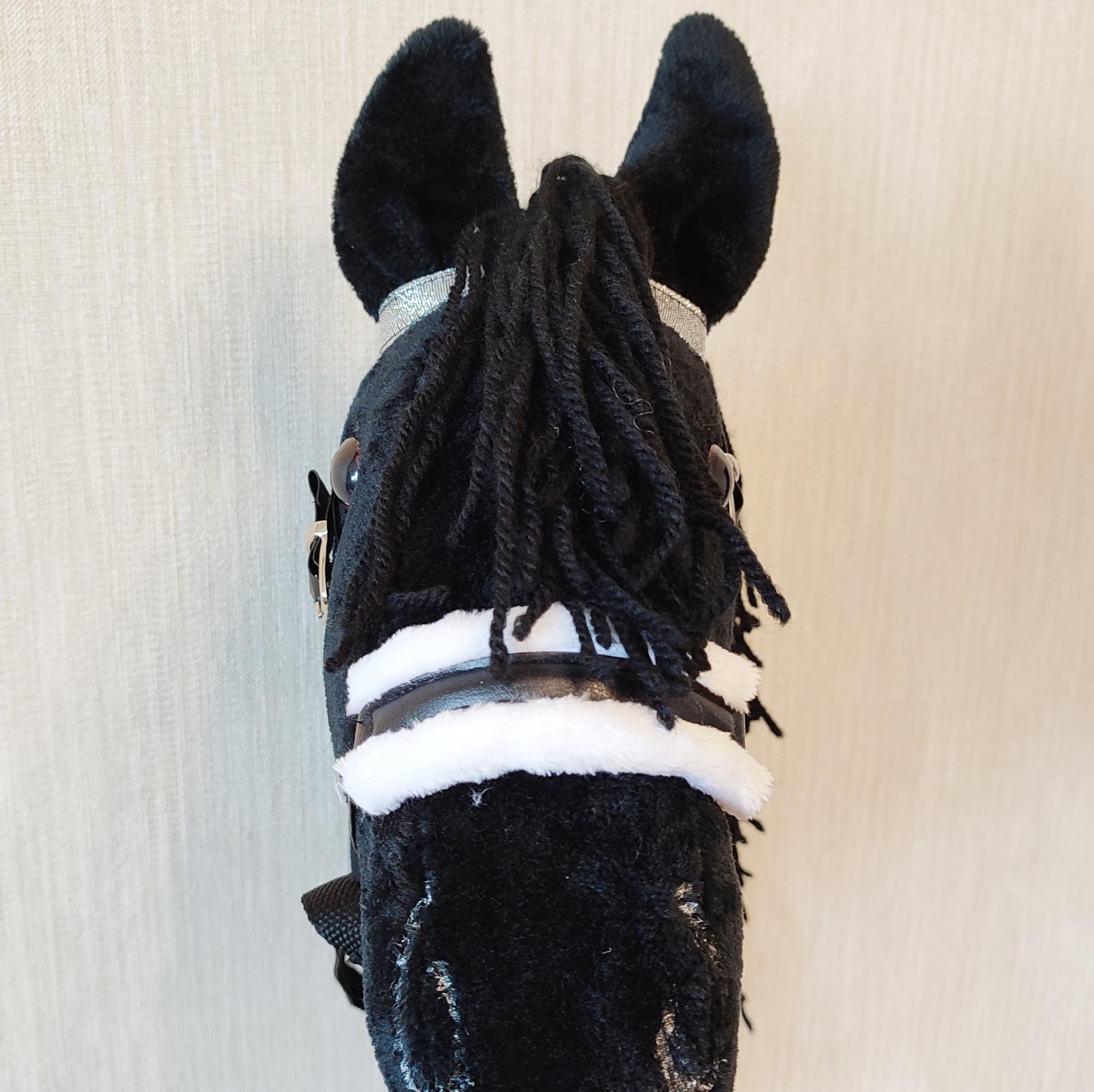 Generisch Steckenpferd A3 Schwarz – Realistisches Hobby Horse Pferd mit Abnehmbarer Trense & Langer Mähne – Großes Steckenpferd für Kinder, Hobby Horsing & Reitsport – Handgefertigt mit Zubehör