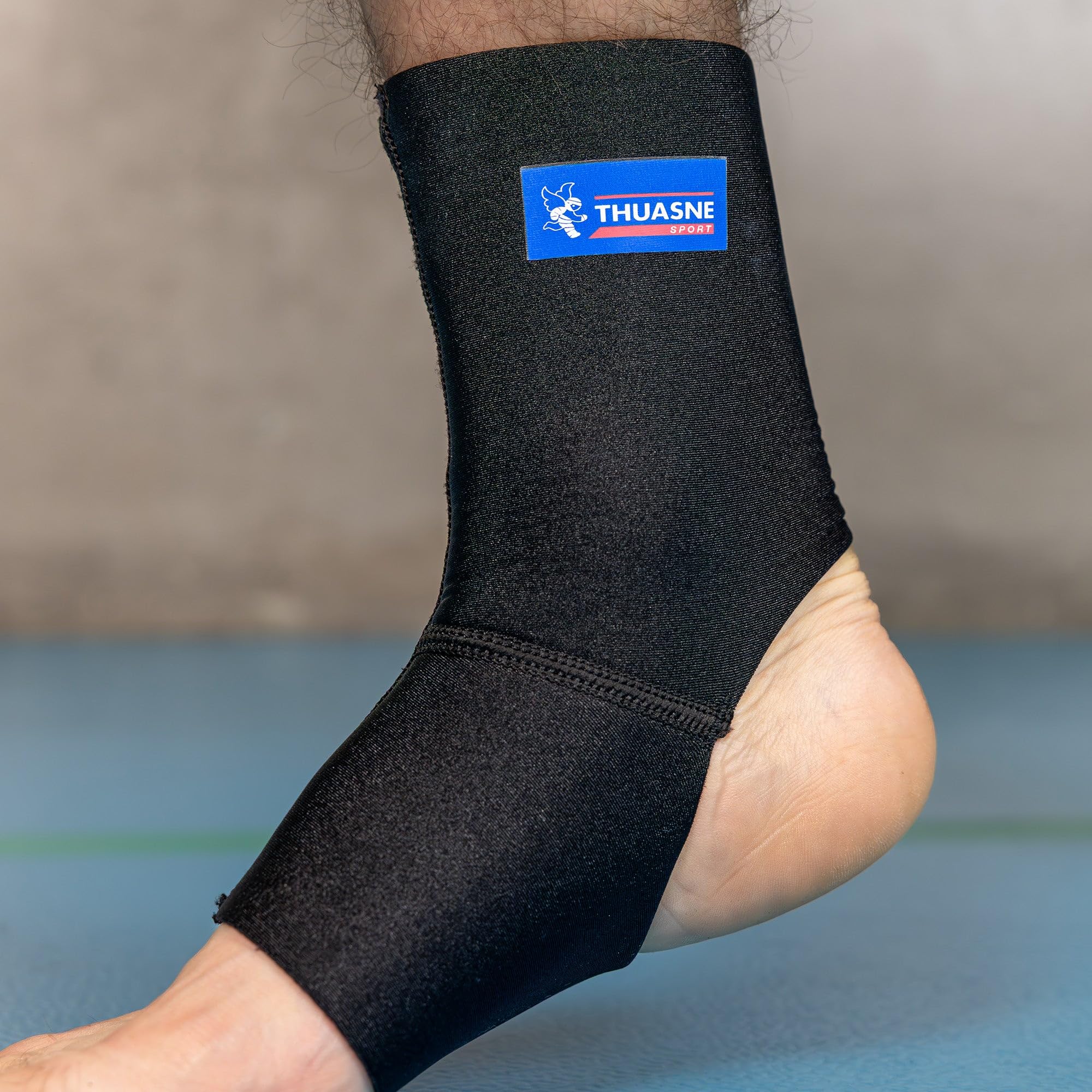 Bandaż na staw skokowy z neoprenu firmy Thuasne Sport – czarny – rozmiar M