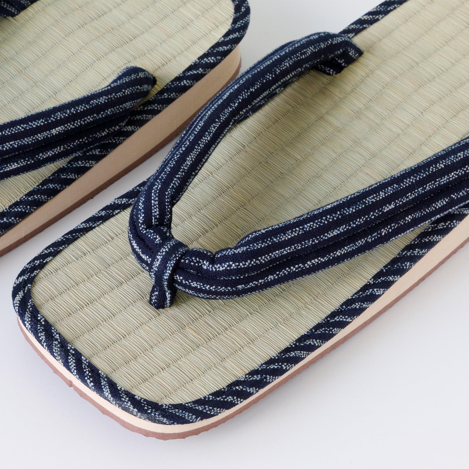 Asayu Japan Sandales Traditionnelles Japonaises en Igusa, Fabriquées au Japon, Tatami Zori, Absorbantes et Résistantes aux Odeurs - Rayures Bleues, Taille Homme EU 40 à 43.