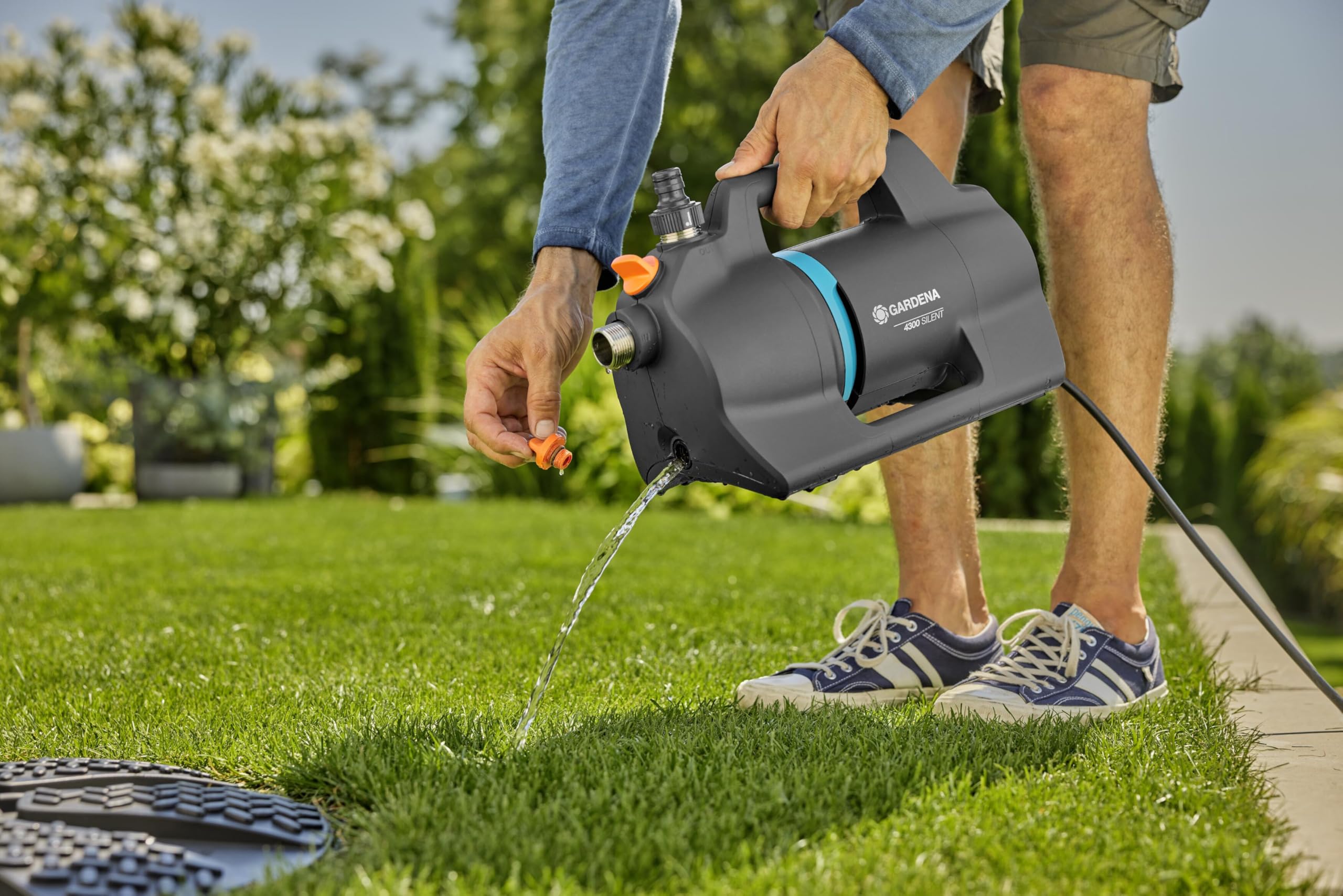 Gardena Gartenpumpe 4300 Silent: Sehr leise Bewässerungspumpe mit innovativem Gehäuse, Fördermenge 4300 l/h, 650 W Motor, doppeltes Dichtungssystem, stromsparend und wasserfest (9056-20)