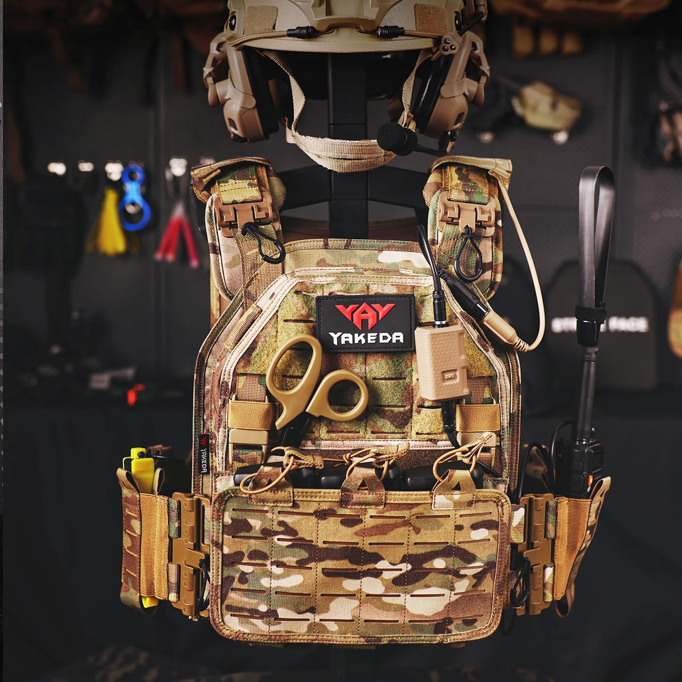 YAKEDA Tactical Outdoor Vest for Men /1000D Nylon Quick Release Laser-Cutting Modular Lightweight Vest