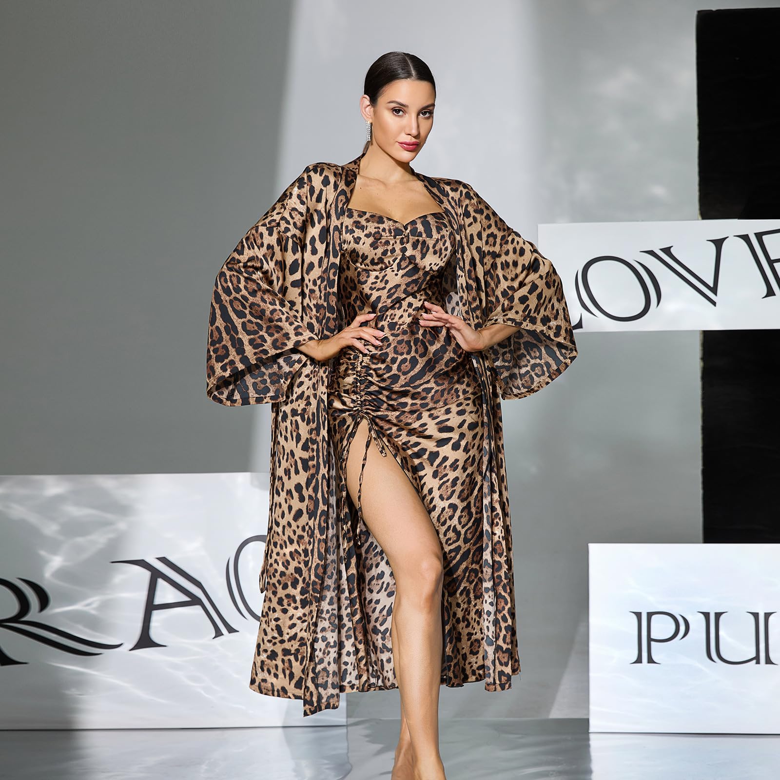 Babydoll in Pizzo Completo da Donna in Due Pezzi con Canotta Spacco Alto E Maniche A Lanterna con Stampa Leopardata.