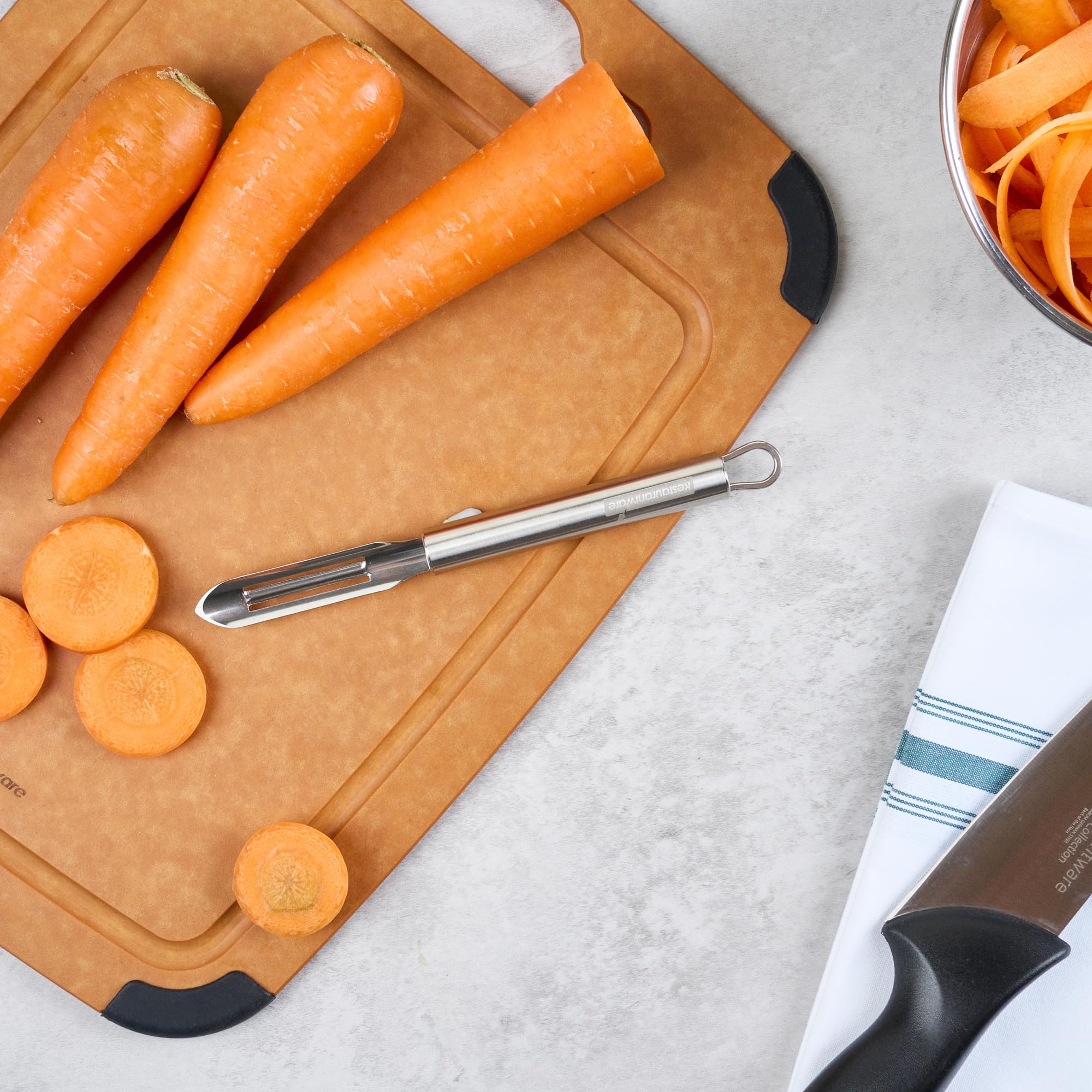 Restaurantware - Pelador de verduras estándar alemán de 7.6 pulgadas, 1 pelador de mano lavable en lavavajillas, hoja ultra afilada, mango ergonómico, pelador de patatas de acero inoxidable, para