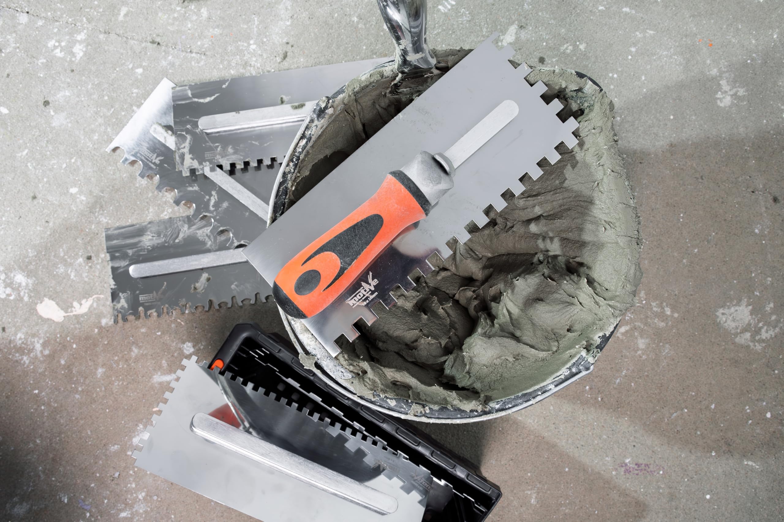 MIVOS Set di Frattazzi con manico staccabile e scatola per il trasporto - 6, 8, 10, 12 mm, Tipo U, tipo Tiger - 6 Frattazzi dentati - Frattazzi in acciaio inox con impugnatura morbida - Cazzuola