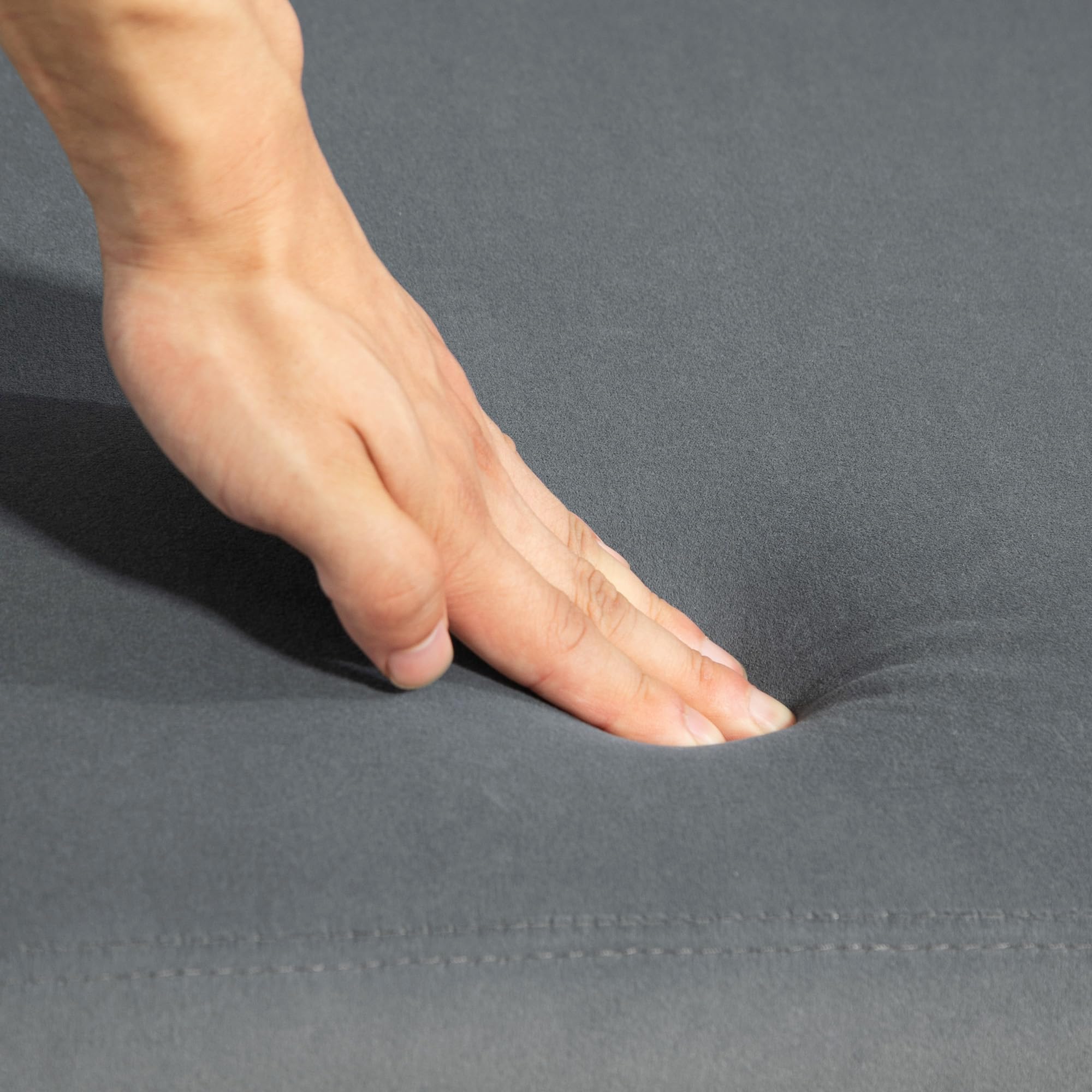 HOMCOM Sofá de 2 Plazas Tapizado en Terciopelo Sofá de Salón con 2 Almohadas Reposabrazos y Patas de Acero Doradas Sofá Pequeño Carga 240 kg para Dormitorio Oficina 124x69x76 cm Gris