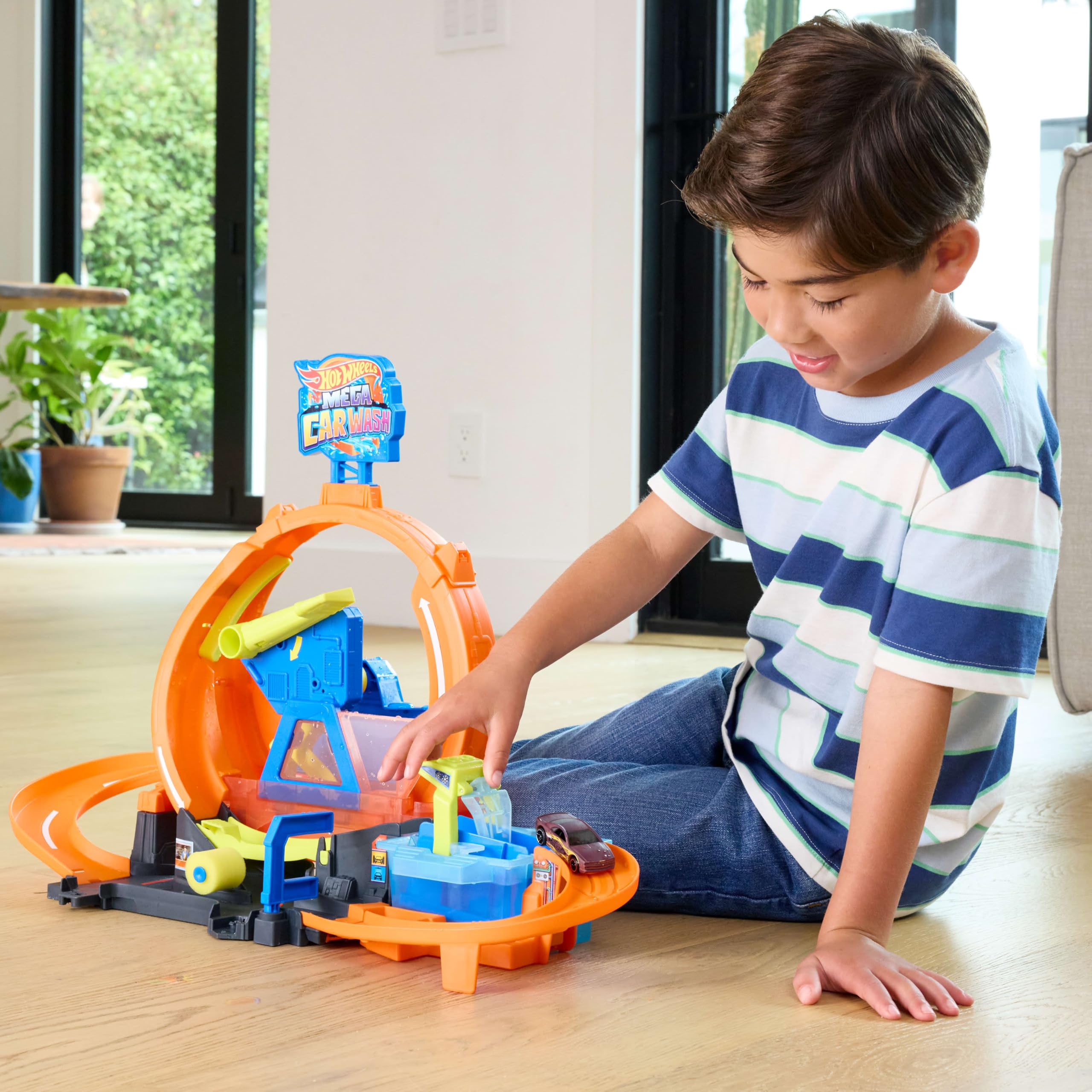 Hot Wheels City Mega Loop Lavado de Coches y Vehículo Cambia Color | Circuito con vehículo de escala 1:64 que cambia de color con agua caliente o fría, ideal para acrobacias y carreras, JTC56