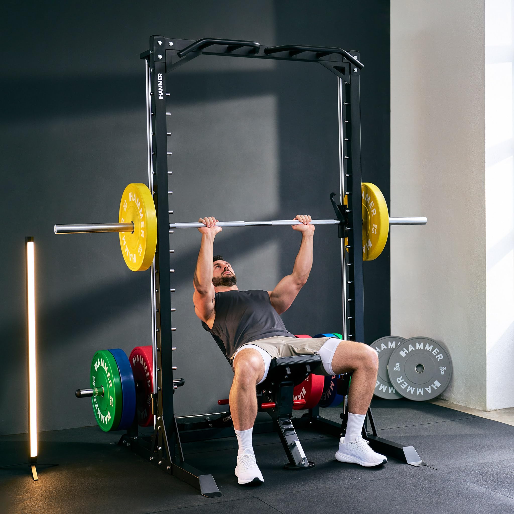 HAMMER Multipresse MA50 – Kraftstation für Zuhause mit geführter Hantelstange, Multigrip-Klimmzugstange & Safety-Bars, 4 Scheibenhalter, platzsparend & robust, bis 130 kg