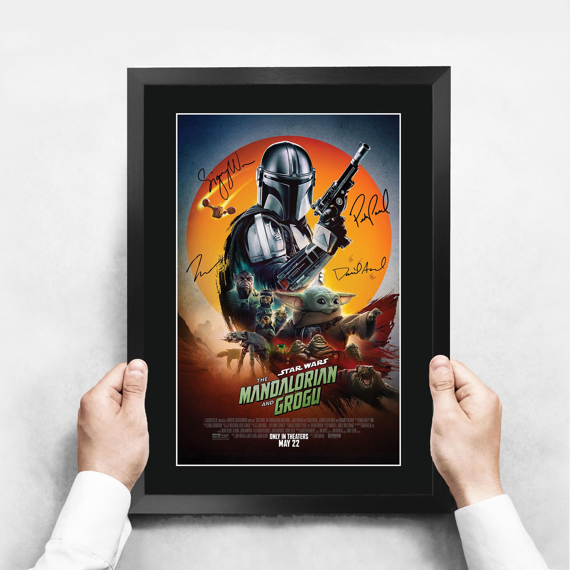 HWC Trading and Grogu Pedro Pascal Geschenke Geduckter Poster Signiertes Autogramm Foto für Fans von Film Memorabilien - A3 Gerahmt (ID-009324)