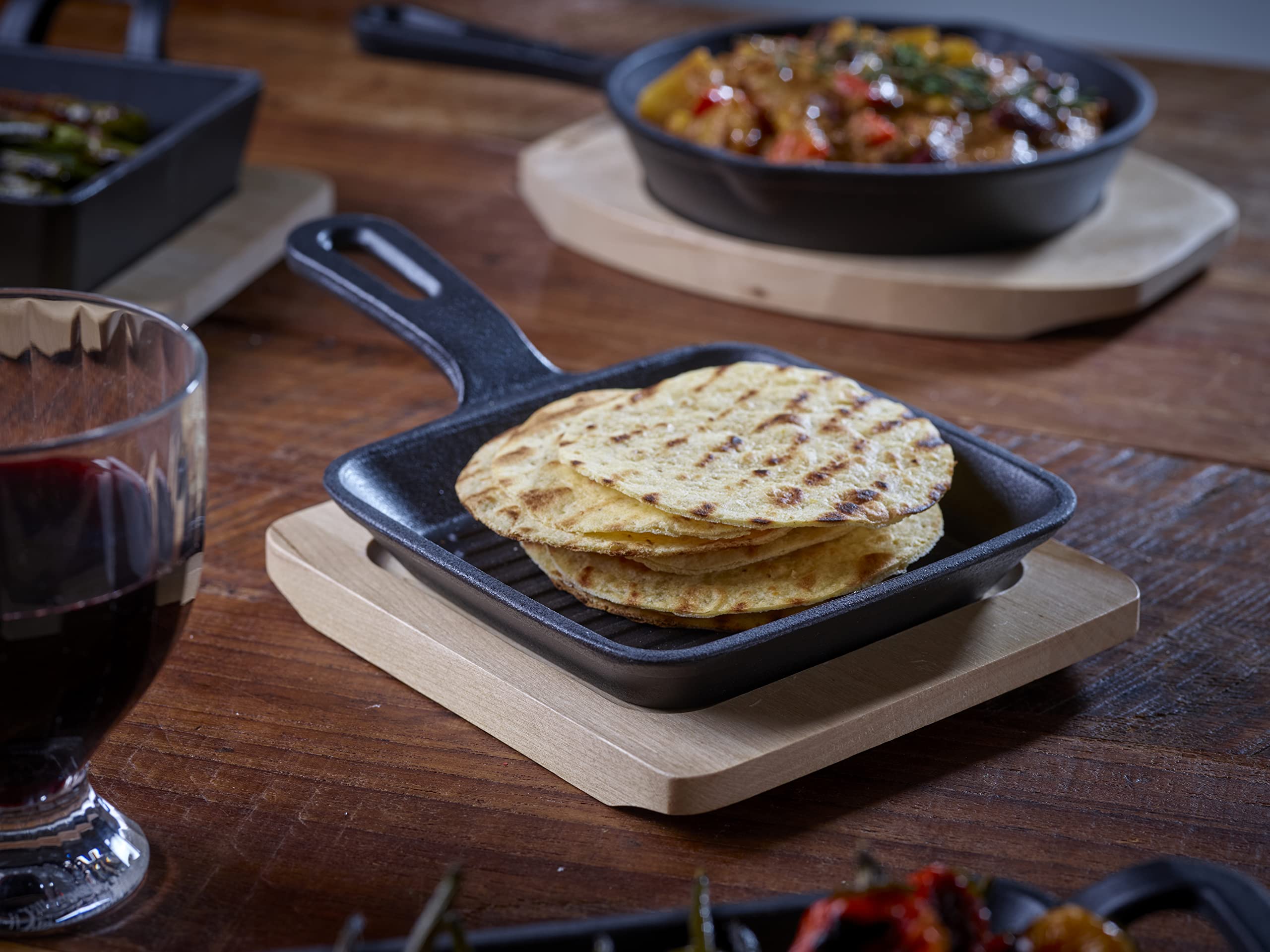 ECHTWERK Servierpfannen Set aus Gusseisen, Quadratische Auflaufform mit Servierbrett, Grillstreifen, Bereits eingebrannt, Für Backöfen, Grill und BBQ geeignet, Ideal zum Servieren, 4tlg