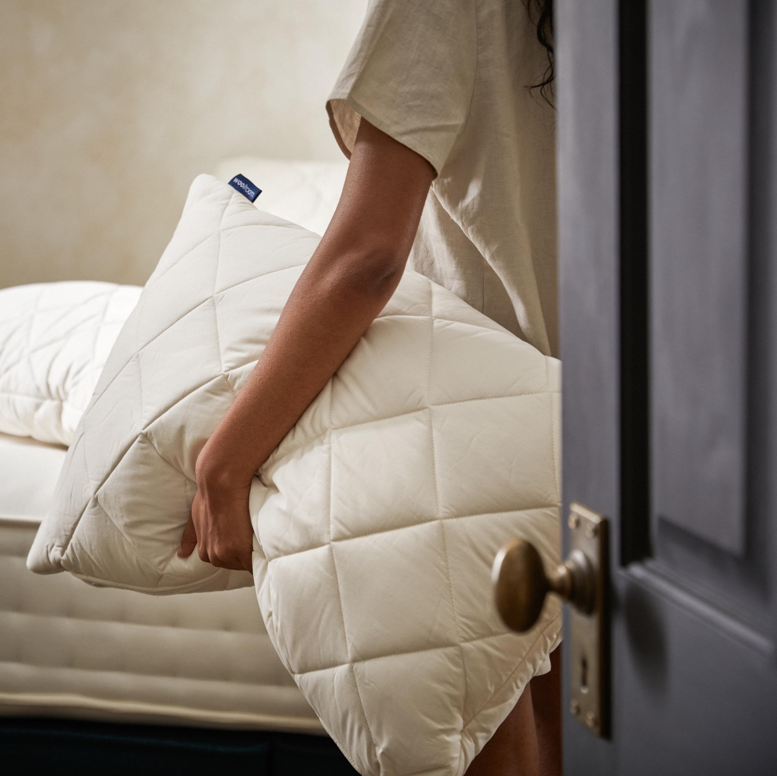 Woolroom Premium Organic Washable Bed Pillow (Standard) 100% Organic British Wool - Customizable Hypoallergenic Thermoregulating Feather/Down Alternative - 300td Highly Breathable Organic Cotton Cover