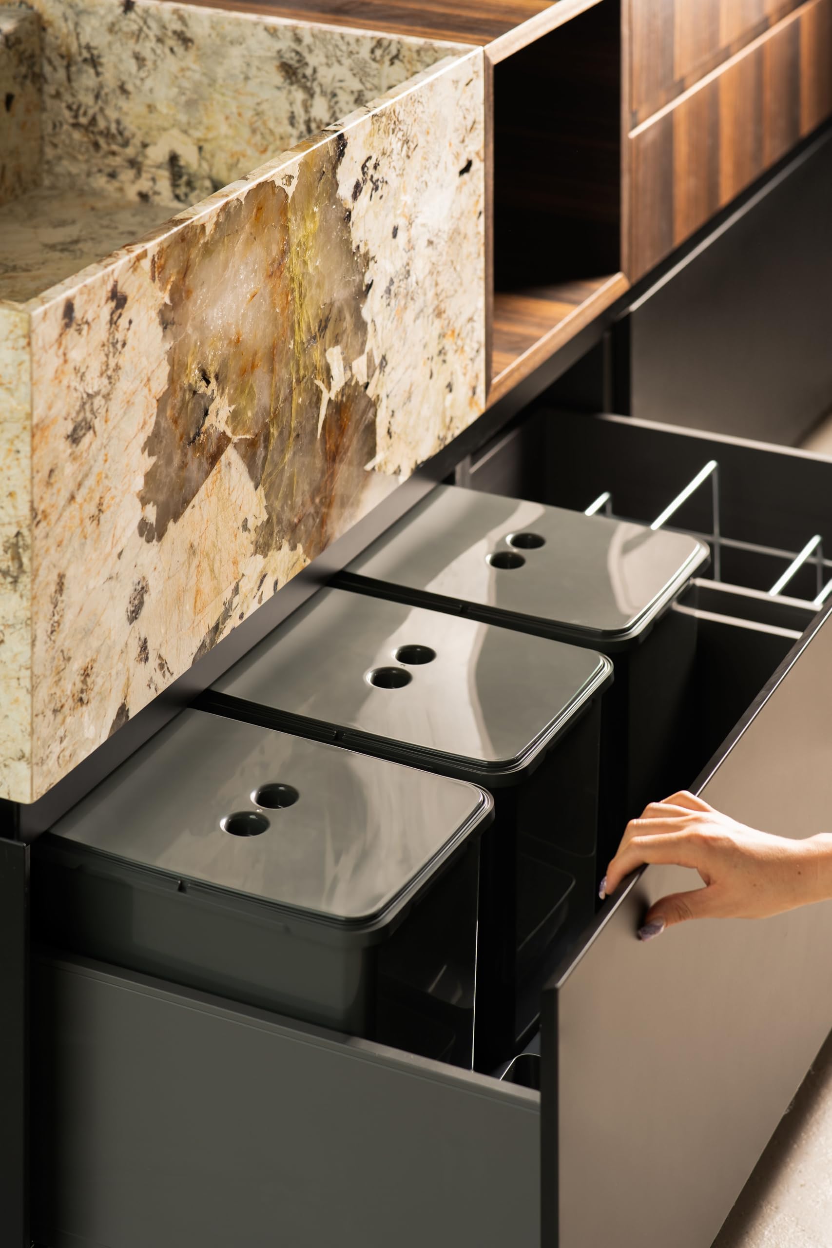 Pat Tumiera Da Cucina 2 Scomparti 70L – Coperchio A Chiusura Rallentata, Pedale, In Acciaio Inox Argento – Senza Secchi Interni