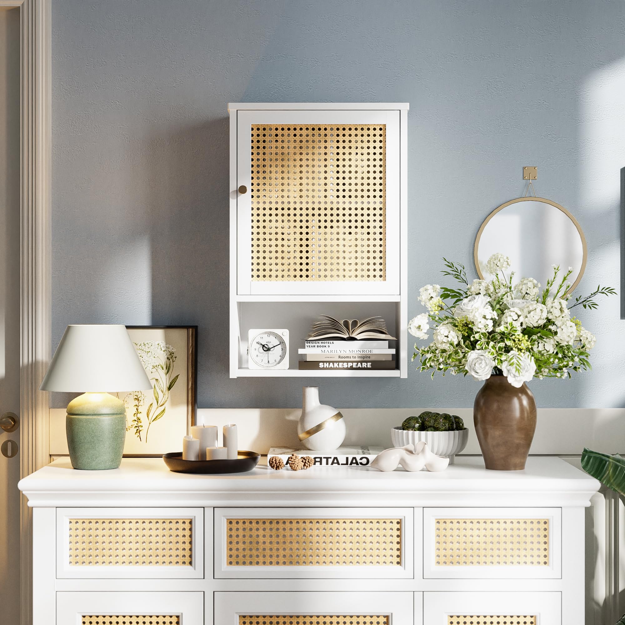 Armoire Murale de Salle de Bain en Bambou avec Portes en rotin et étagère réglable, Armoire à Pharmacie économiseur d'espace pour Linge, Cuisine, Salon (Blanc)