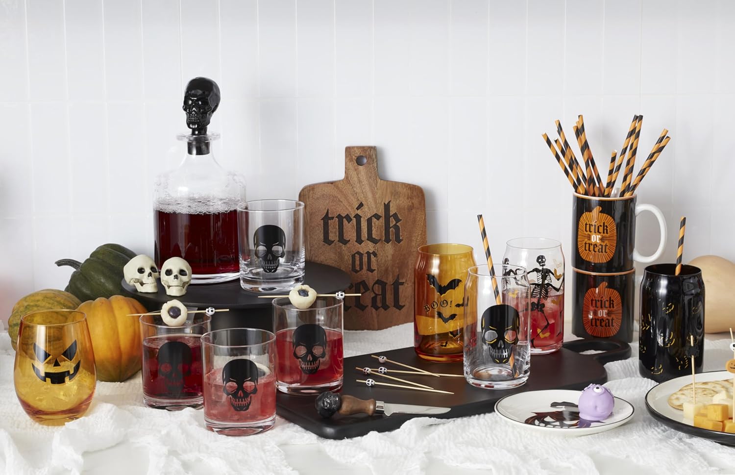 Oneida Barware, 5-Piece Skeleton Whiskey Set, 4 Drinking Glasses & 1 Decanter, Dishwasher Safe, Halloween Decor Indoor, Halloween Table Decorations for Party, Skeleton Themed (4 Glasses, 1 Decanter)