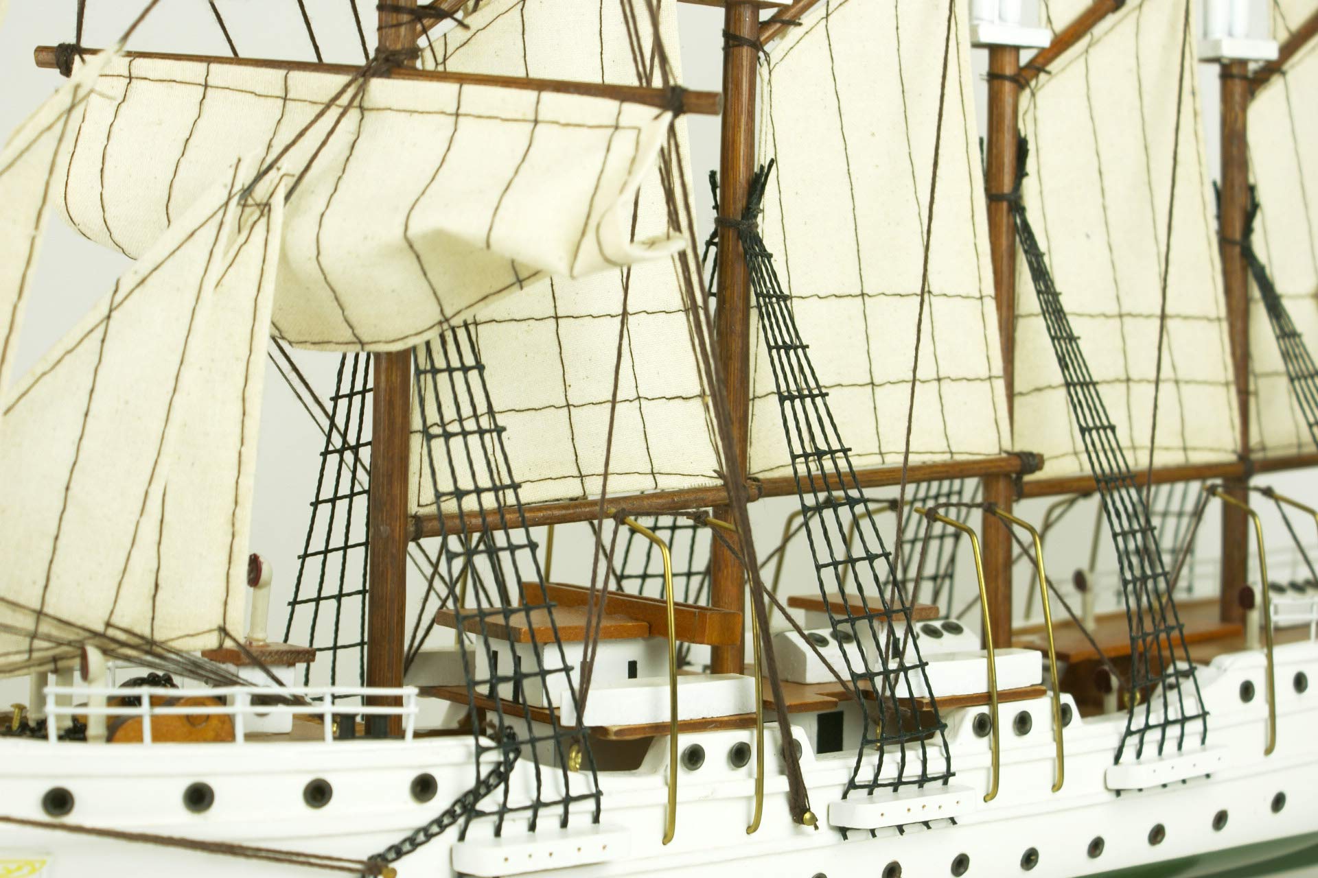 Maqueta montada Juan Sebastián Elcano, Fabricada de Forma Artesanal, Largo 73 x Alto 48 x Ancho11,5 cm,