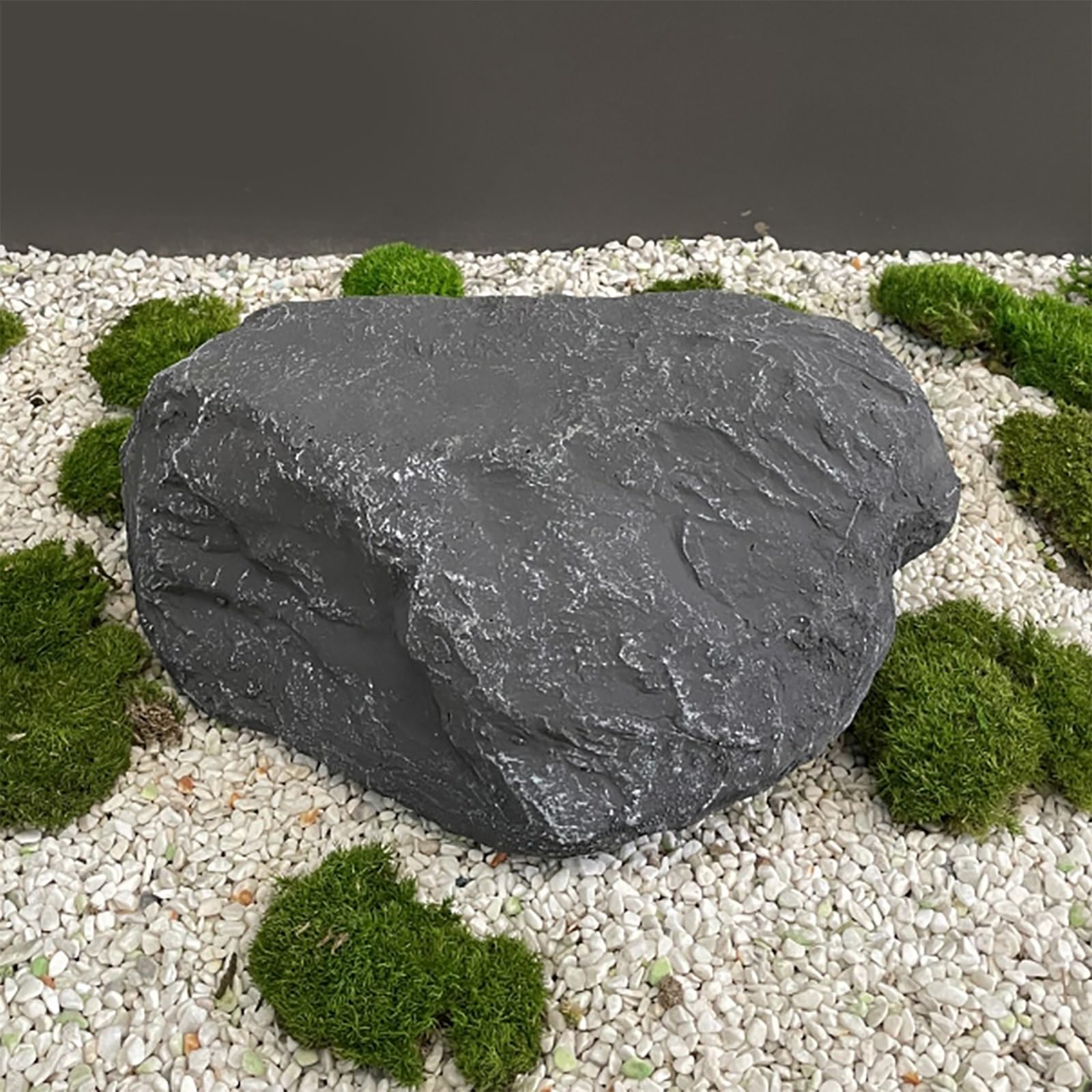 Roca artificial ligera para decorar patios sin cargar peso excesivo