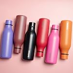 BJPKPK Bouteilles d'eau isolées, 18 oz bouteille d'eau en métal en acier inoxydable avec sangle, BPA Thermo de fuite gratuit, tasses, flaques, bouteille d'eau réutilisable pour le sport & Voyage, Noir