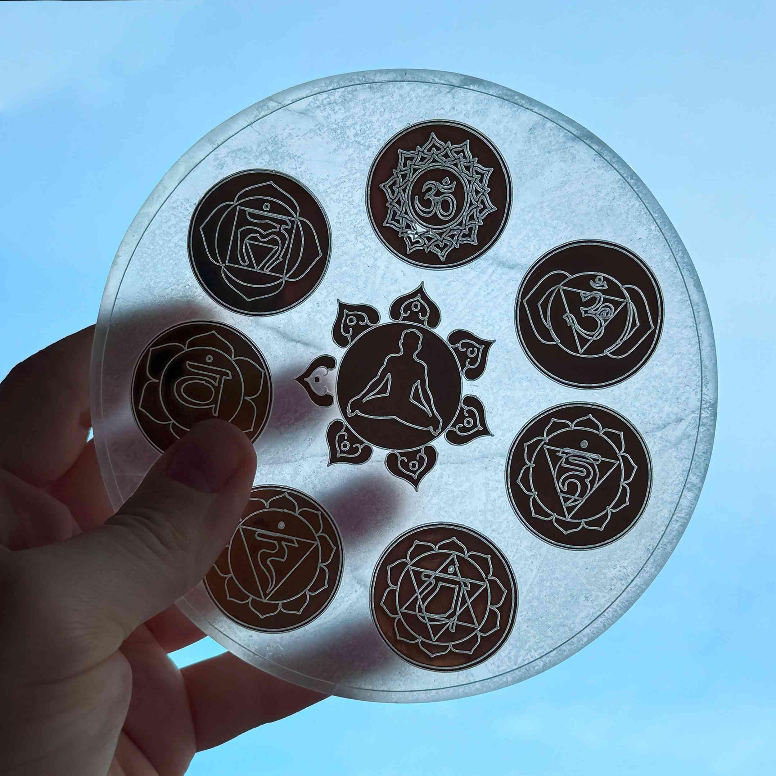 NKlaus Piastra Chakra in Selenite Ø 15 cm Incisa con i 7 Simboli Chakra e Figura Meditativa